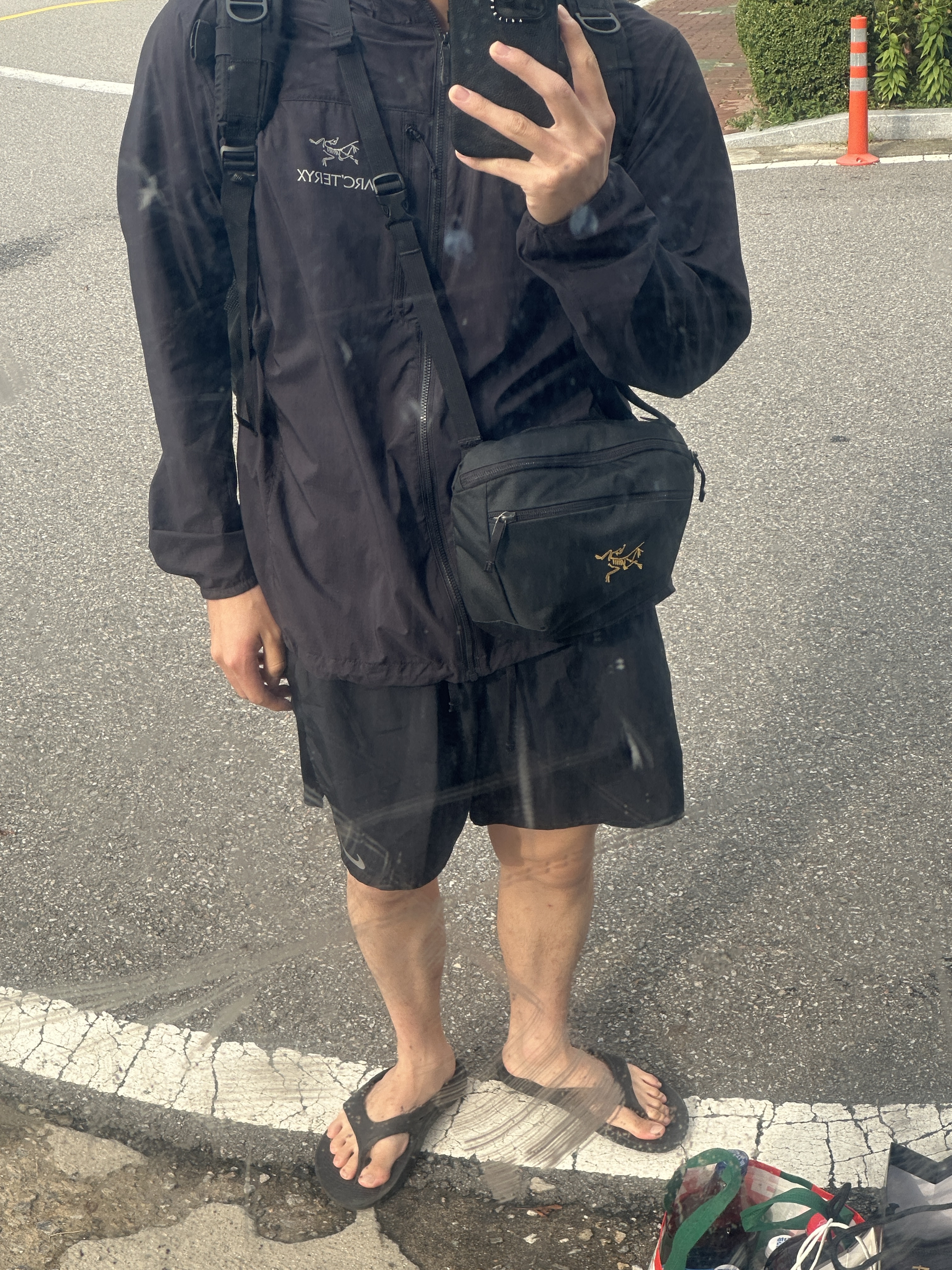Arc'teryx Squamish Hoody Black, Arc'teryx Mantis 2 Waistpack 24K Black 착용 스타일