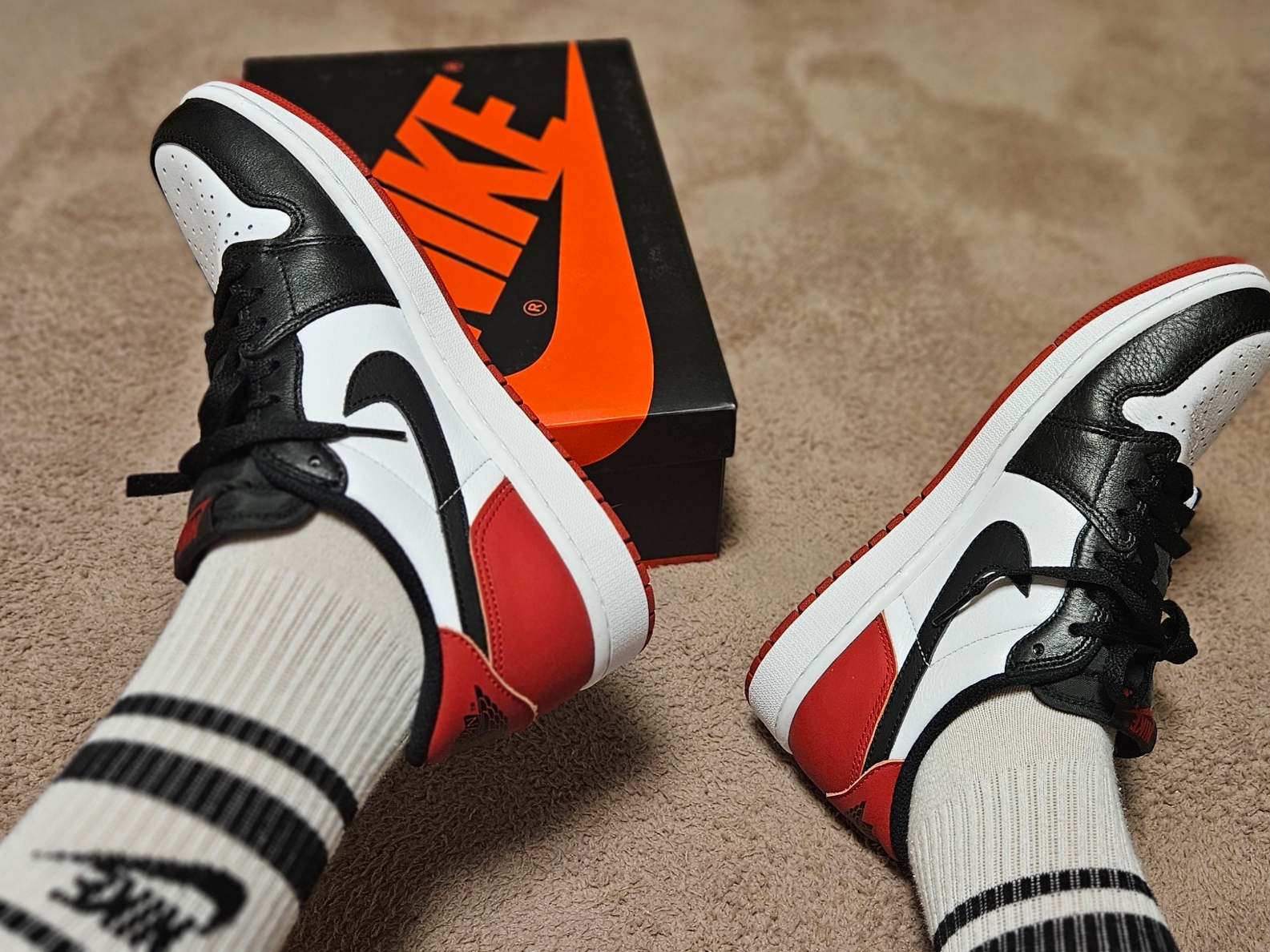 Jordan 1 Retro Low OG Black Toe 착용 스타일 - 2