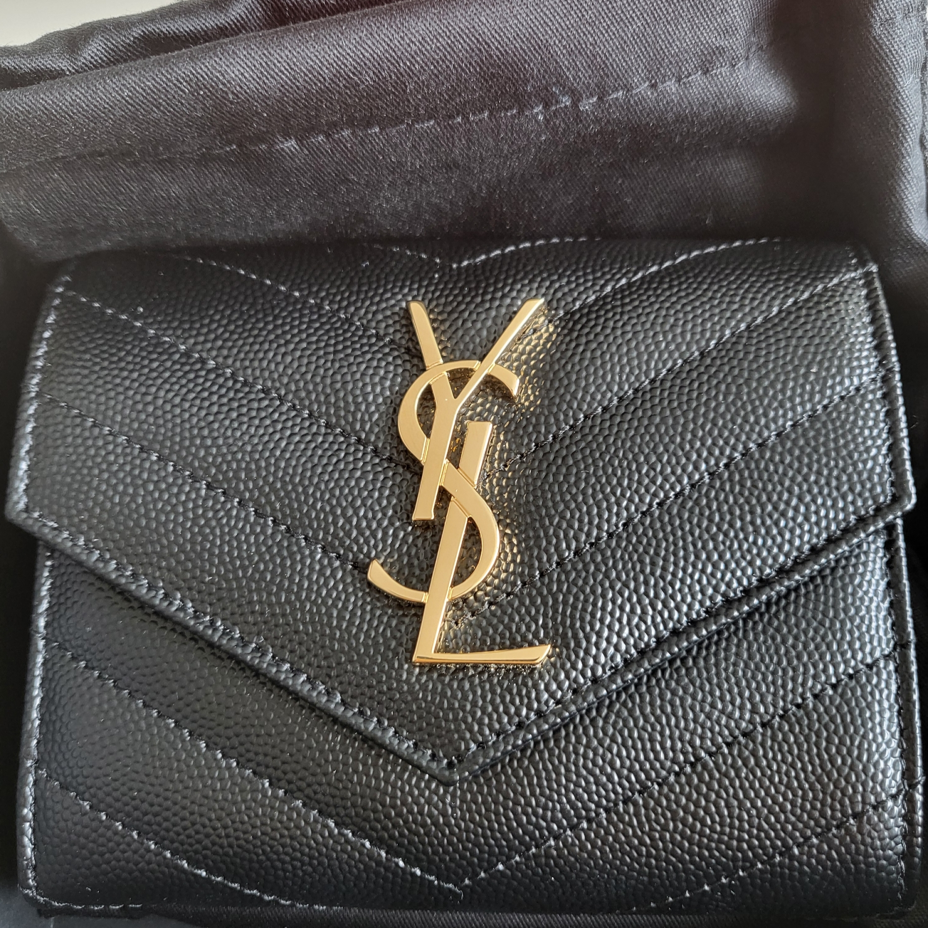 Saint Laurent Cassandre Matelasse Compact Tri-Fold Wallet in Grain de Poudre Embossed Leather Black 착용 스타일