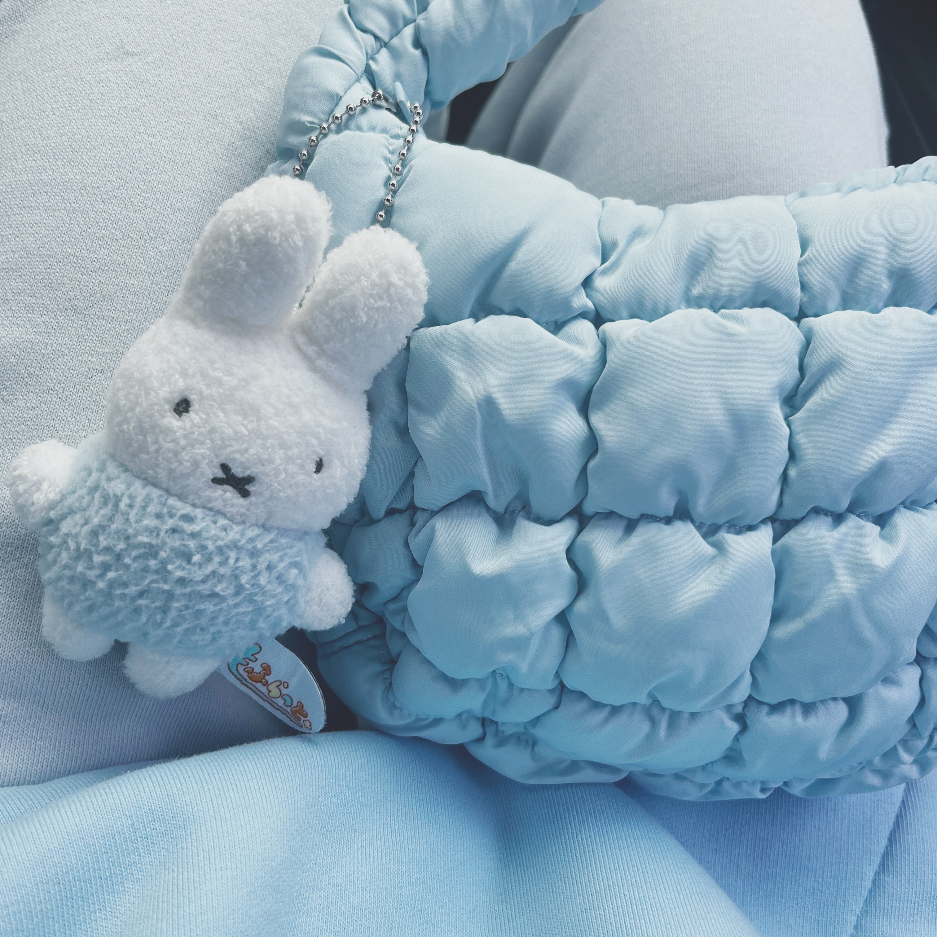 COS Quilted Micro Bag Light Blue 착용 스타일