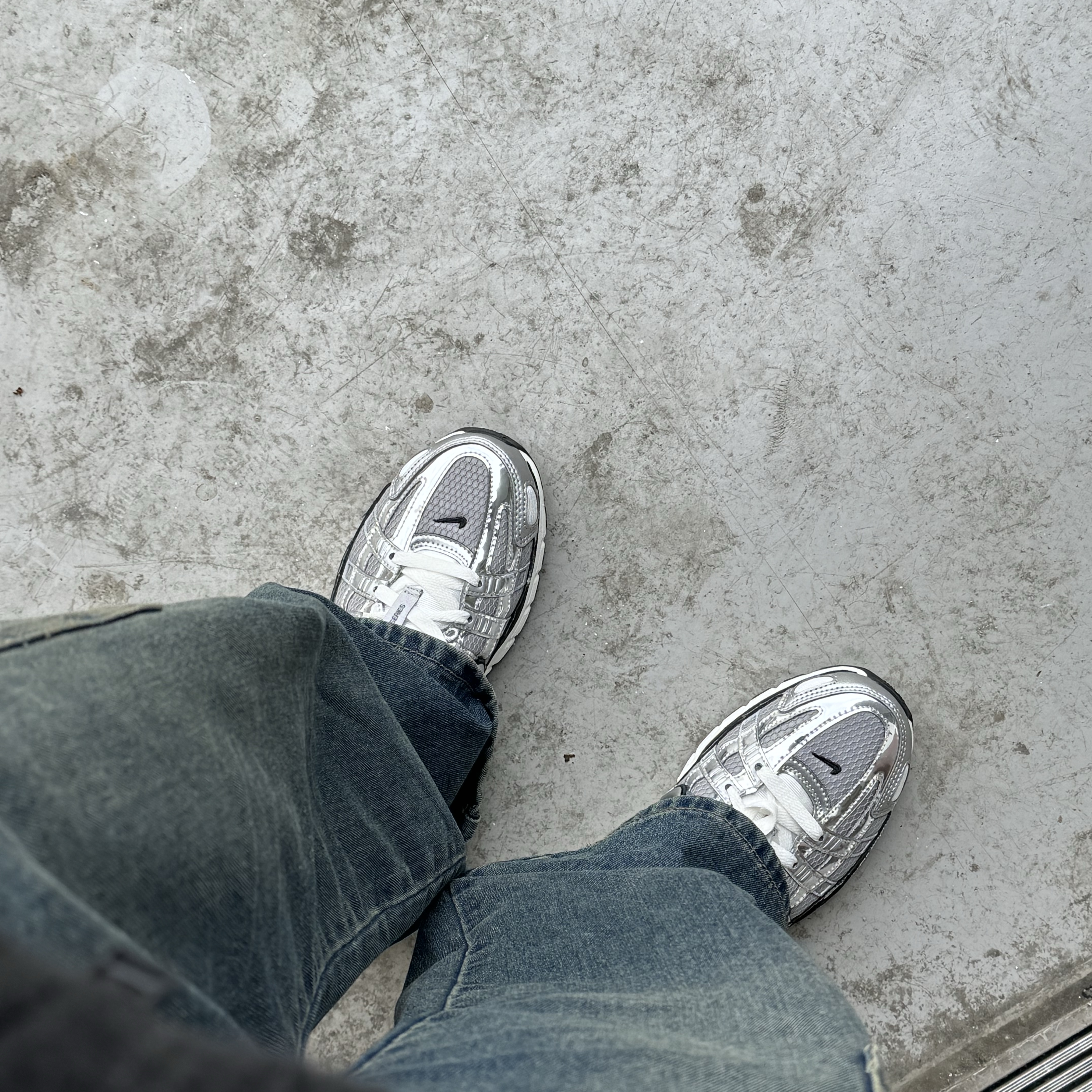 Nike P-6000 Metallic Silver 착용 스타일