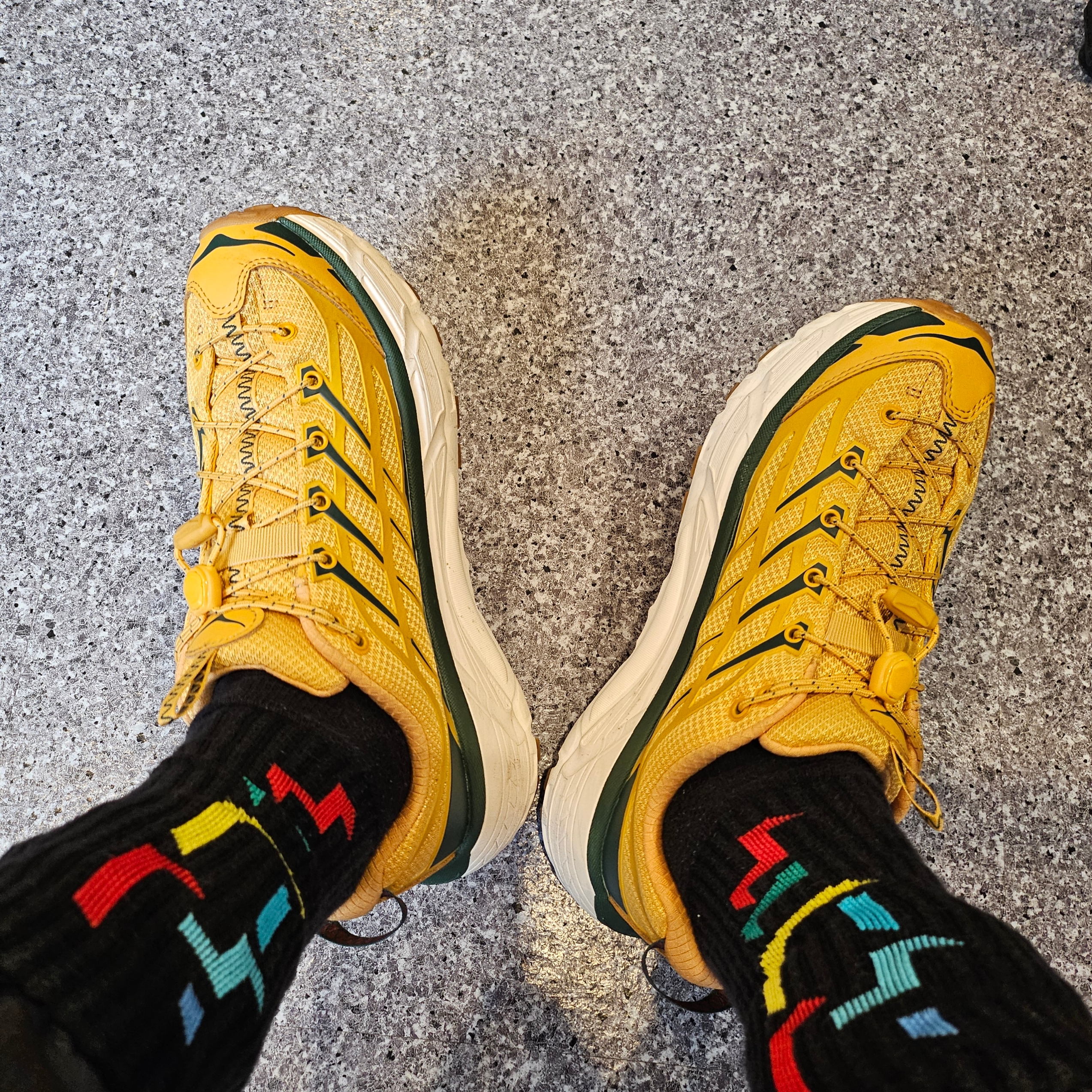 Hoka Mafate Three 2 Golden Yellow Eggnog 착용 스타일 - 2