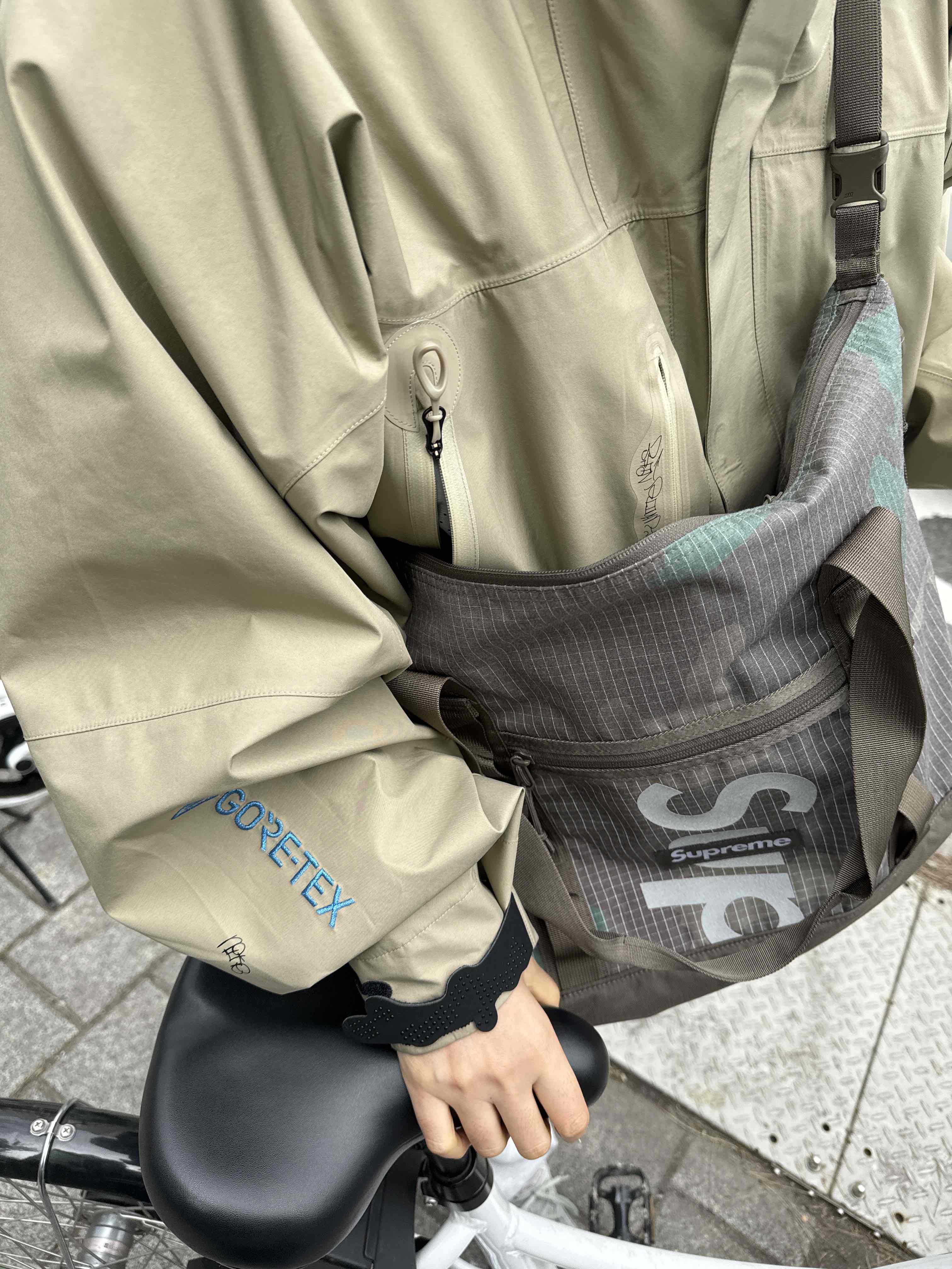 Nike x Off-White NRG Gore-Tex Jacket Khaki - Asia, Supreme Tote Bag Woodland Camo - 24SS 착용 스타일 - 1