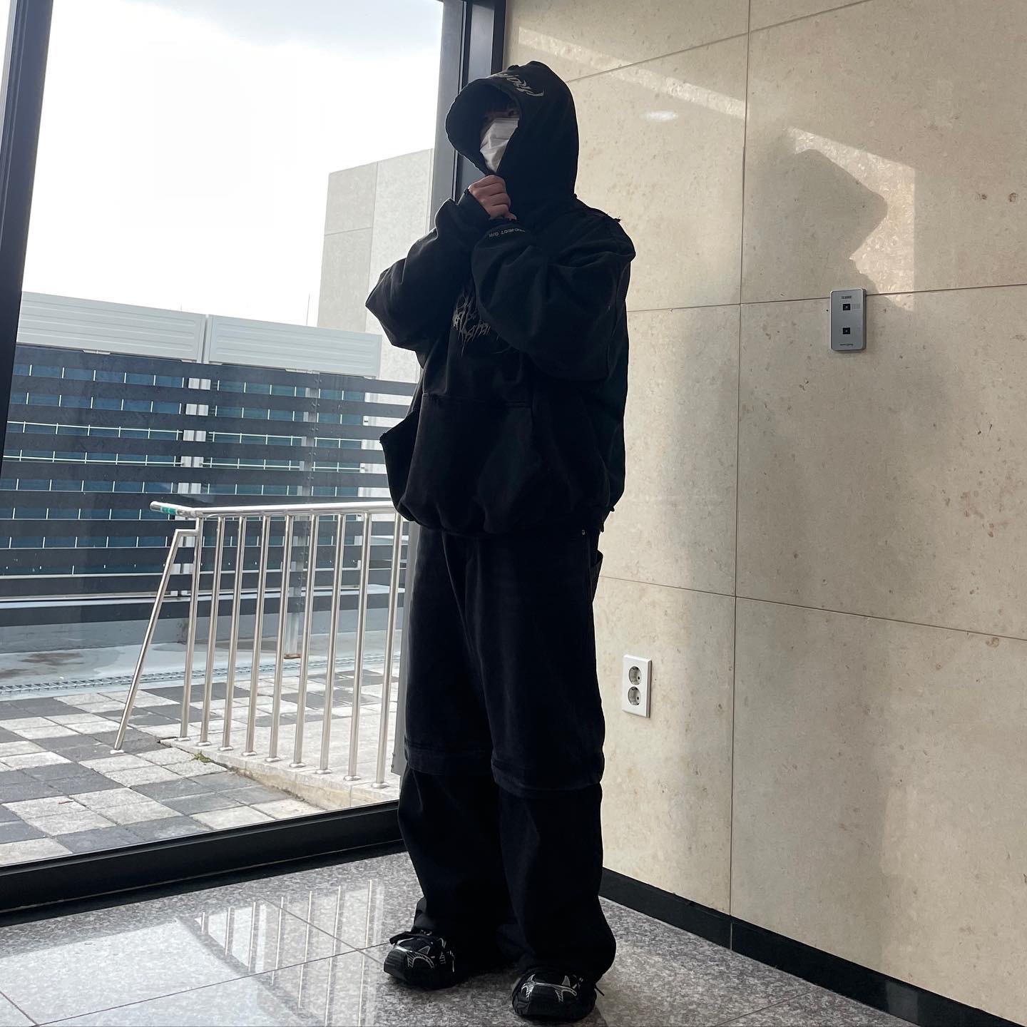 Project G/R Metalic Logo Hoodie Black, MJD Washed Detachable Baggy Pants Black 착용 스타일 - 2