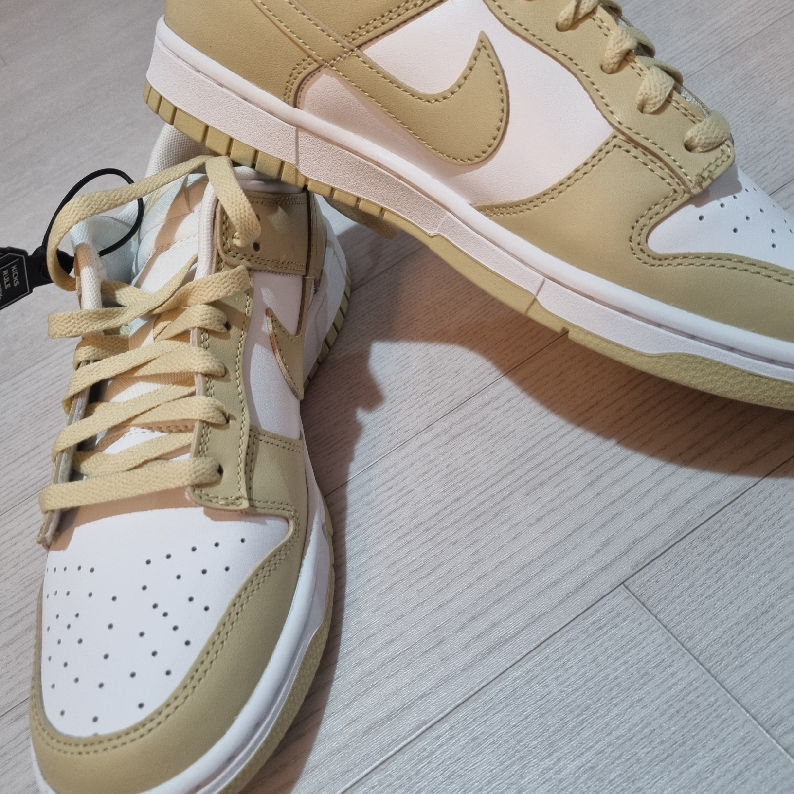 Nike Dunk Low Team Gold and White 착용 스타일 - 2