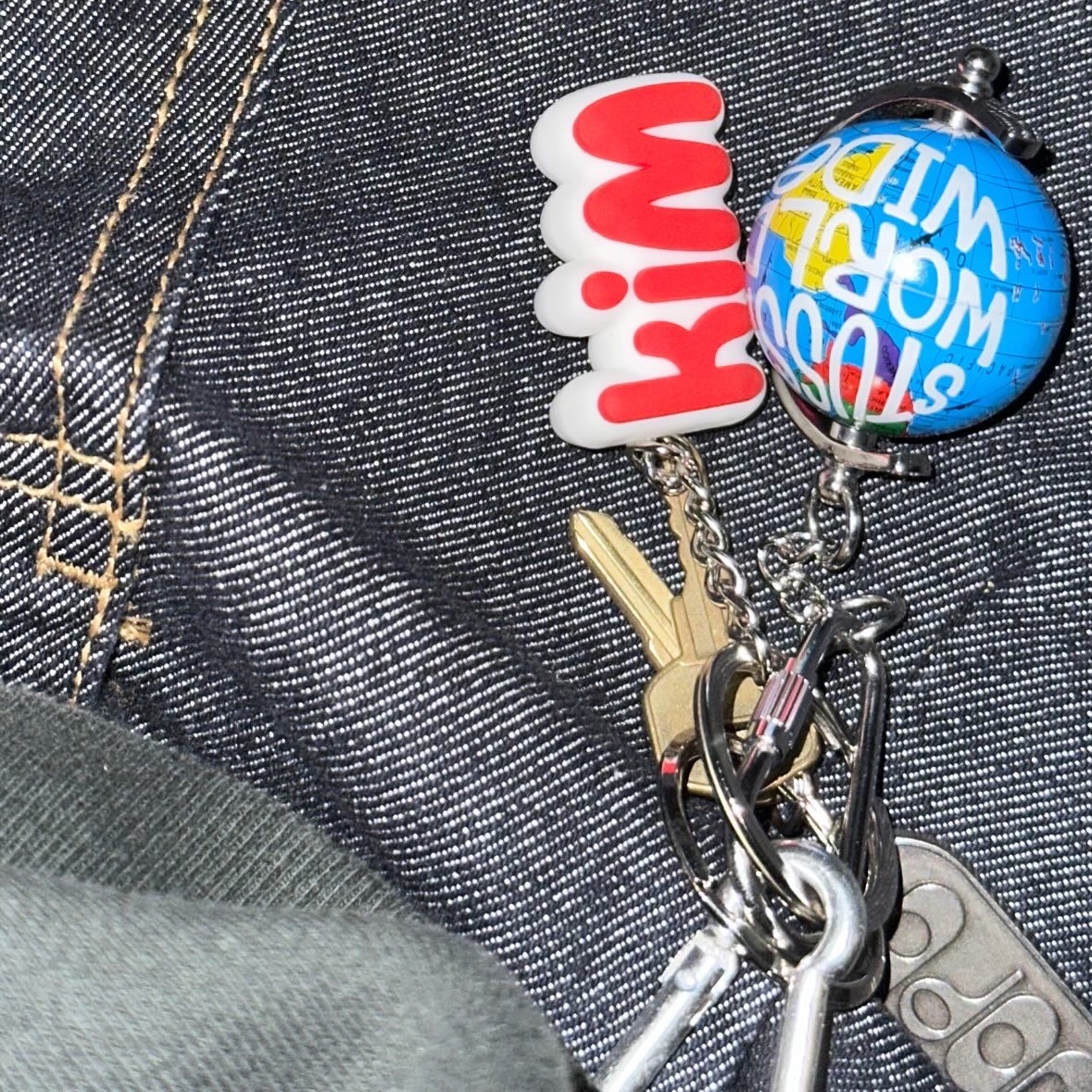 Stussy Globe Keychain Multi 착용 스타일 - 2