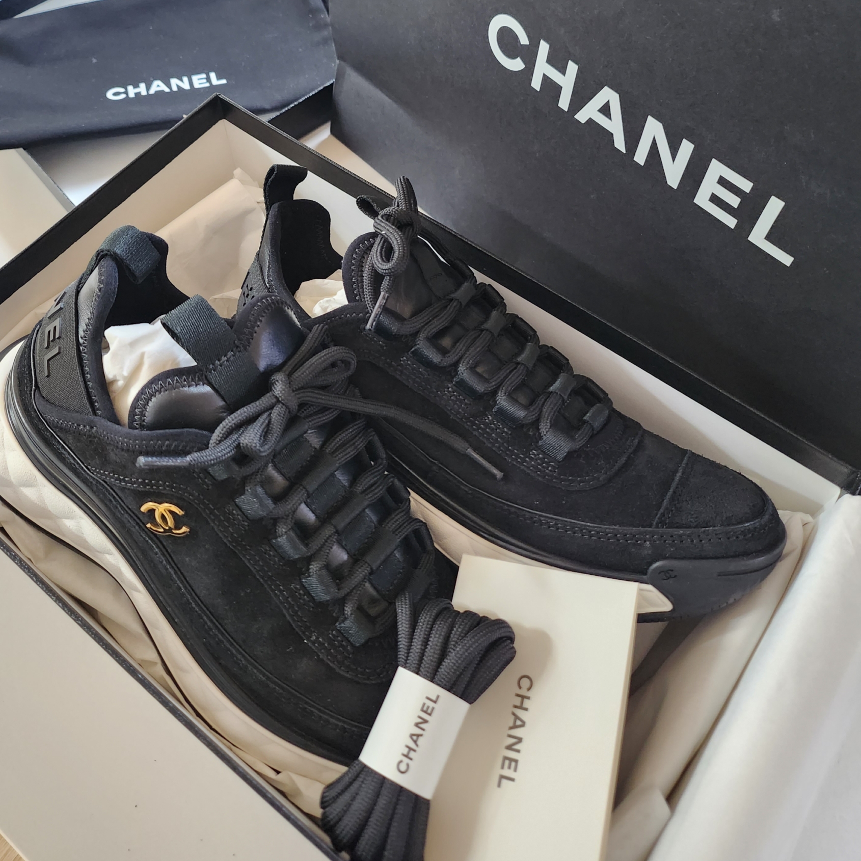 (W) Chanel Mixed Fibers Sneakers Velvet Calfskin & Gold Black 착용 스타일