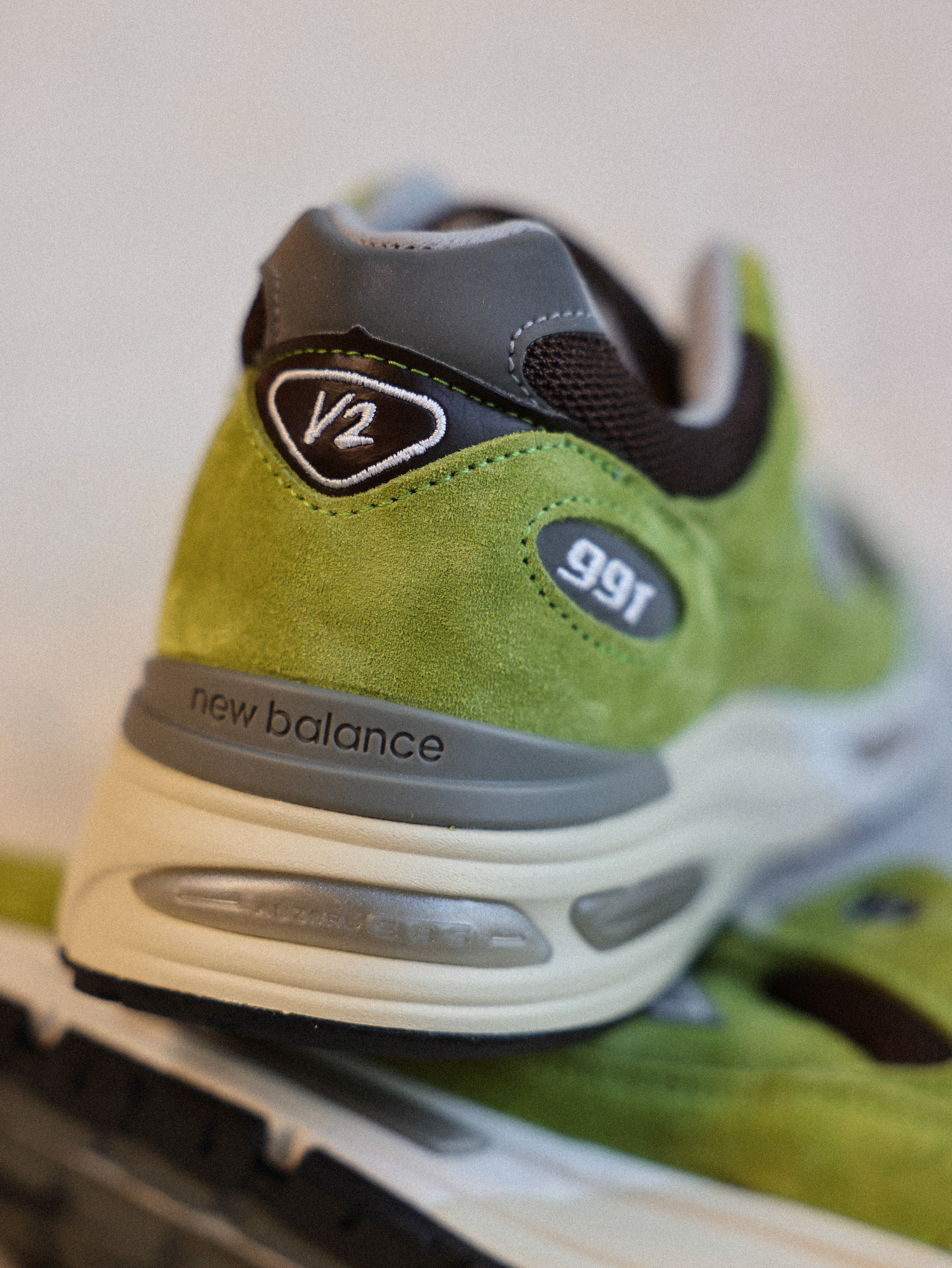 New Balance × Danielle Cathari 991v2 Matcha Chocolate Brown 착용 스타일 - 4