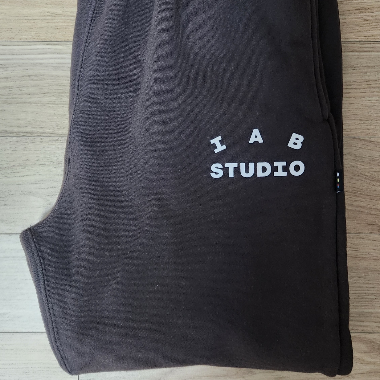 IAB Studio Sweatpants Brown 착용 스타일