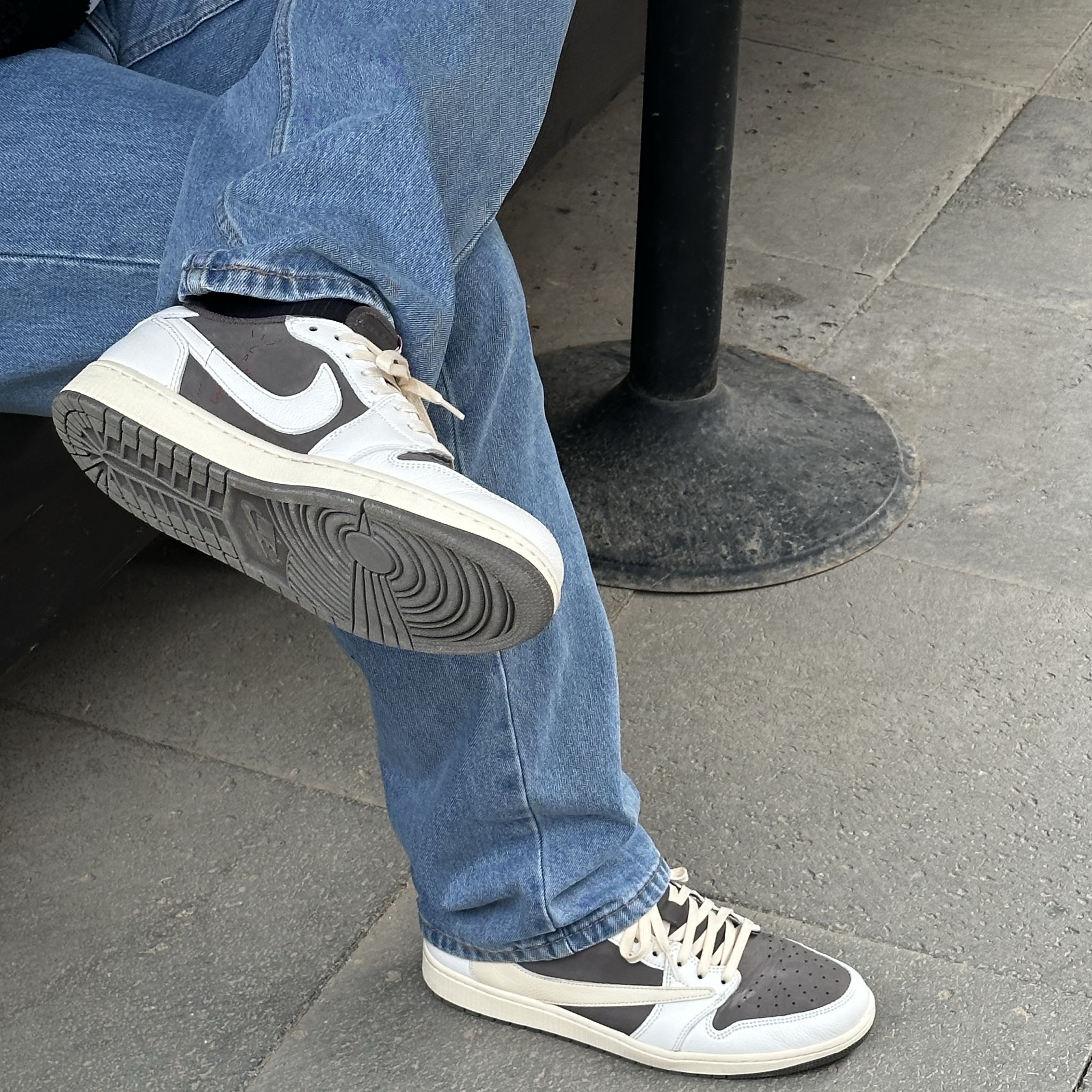 Jordan 1 x Travis Scott Retro Low OG SP Sail and Ridgerock, Levi's 505 Regular Fit Jeans Light Indigo 착용 스타일
