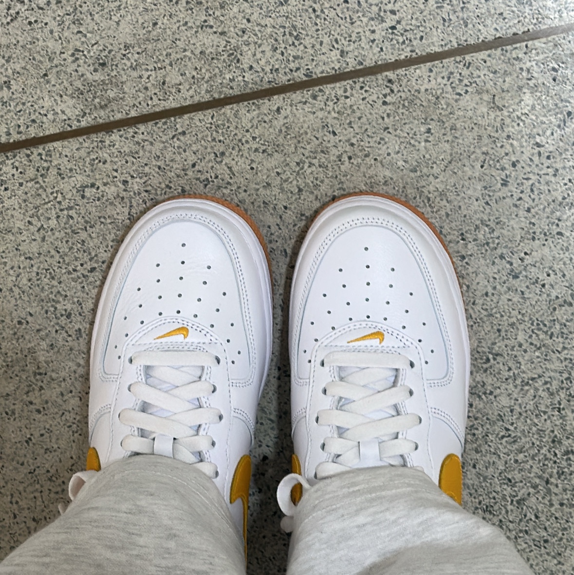 Nike Air Force 1 Low Retro QS University Gold 착용 스타일