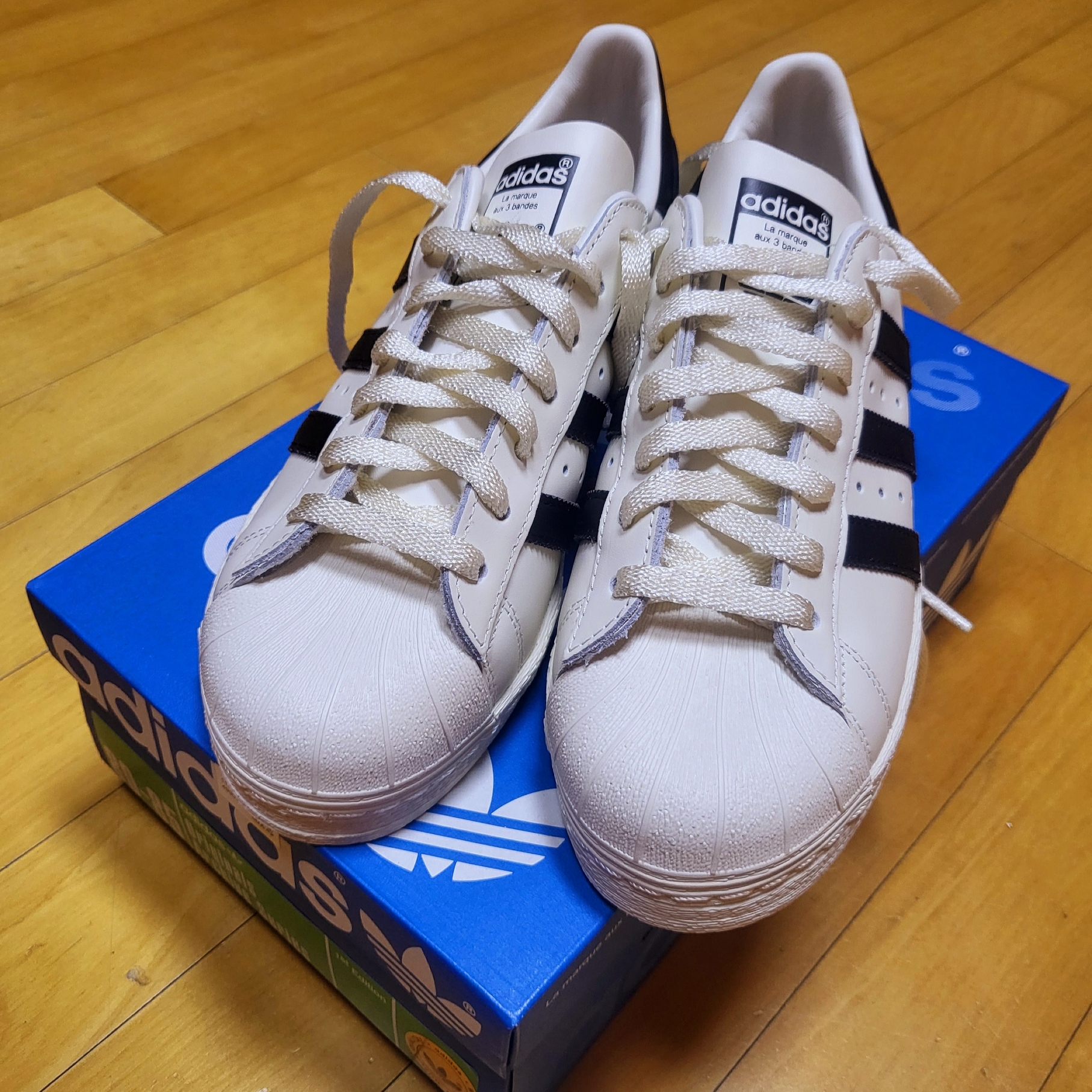 Adidas Superstar 82 Off White Core Black 착용 스타일