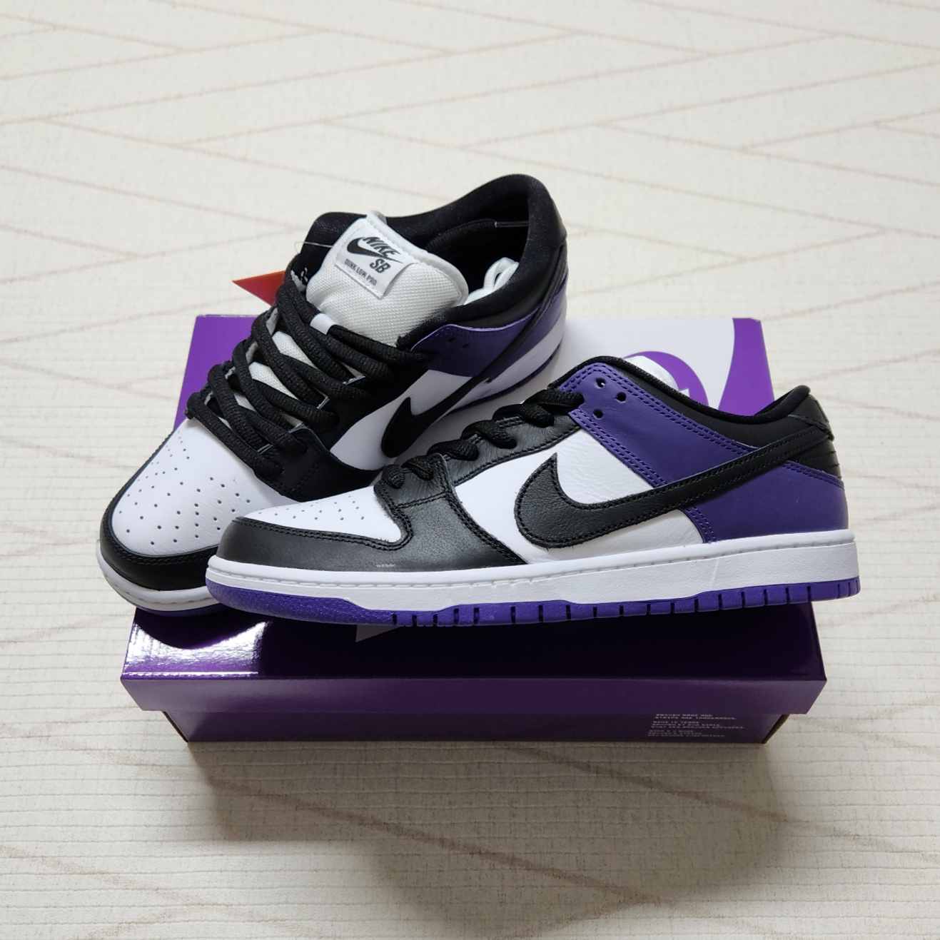 Nike SB Dunk Low Pro Court Purple, [KREAM 단독] ADSB Andersson Bell Patchwork Wave Tuck Wide Leg Jeans Indigo 착용 스타일 - 2