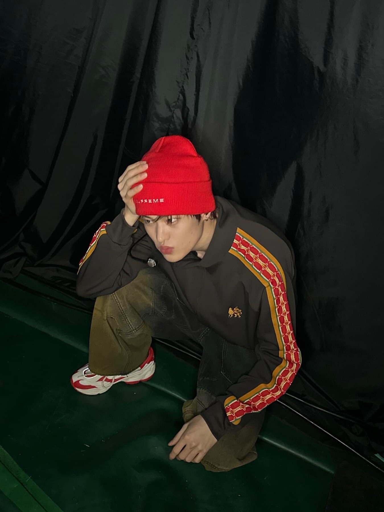 Supreme x Nike Snakeskin Beanie Red - 21SS, Needles x Sasquatchfabrix Track Jacket Poly Smooth Charcoal 착용 스타일 - 6