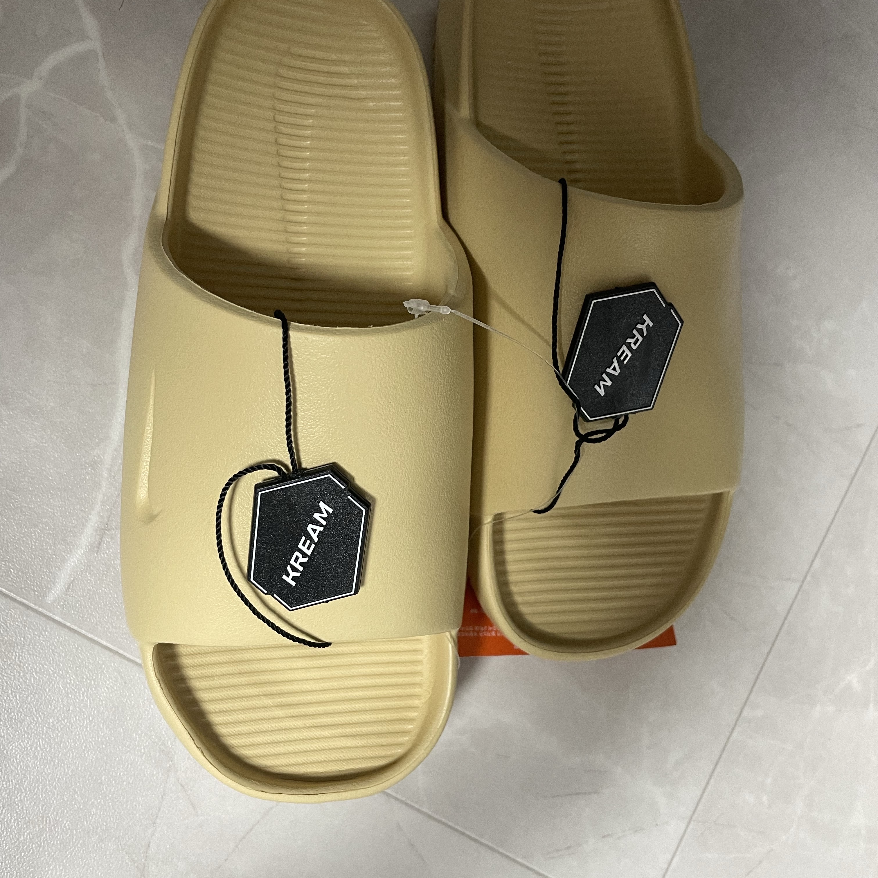 (W) Nike Calm Slide Sesame 착용 스타일