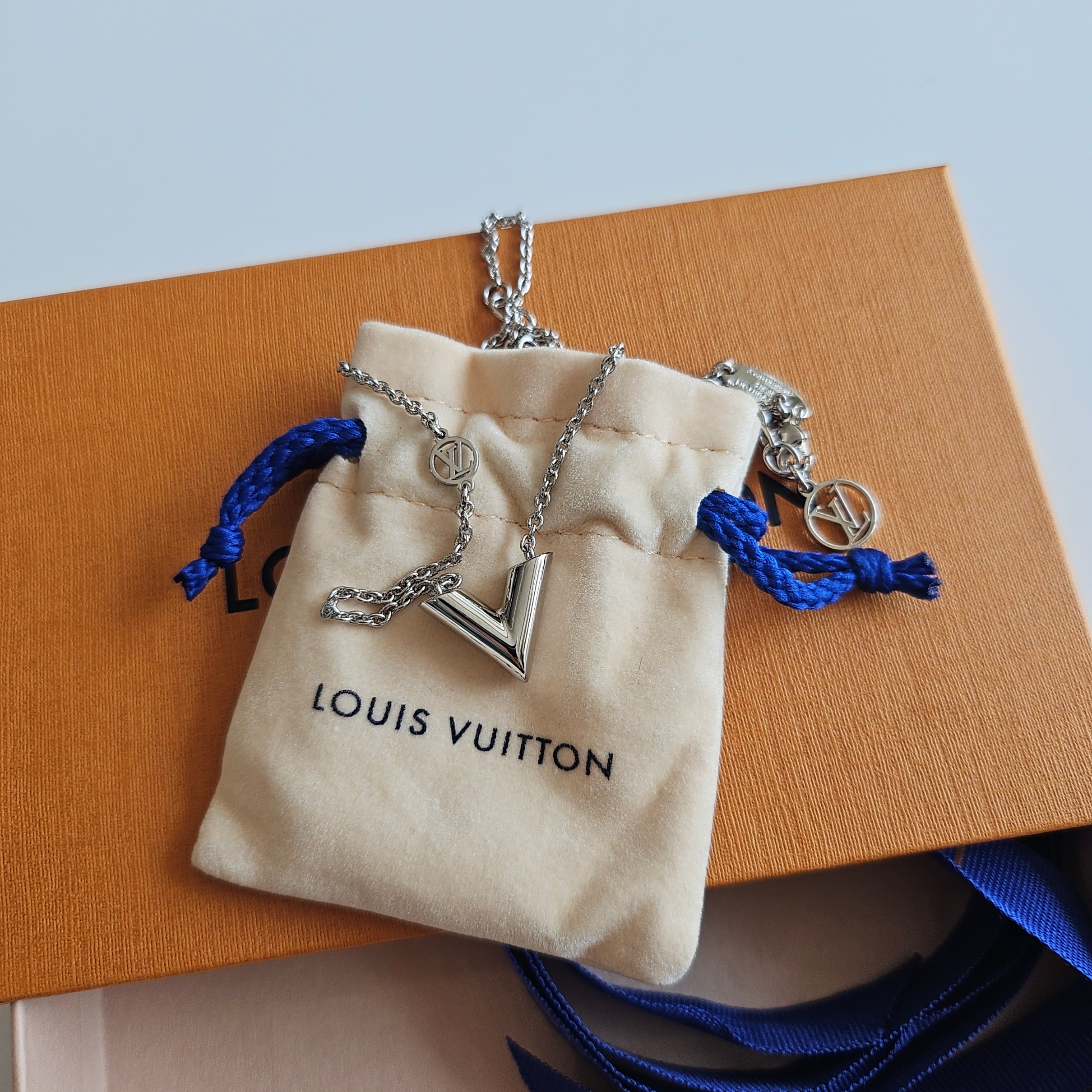 (W) Louis Vuitton Essential V Supple Necklace Palladium 착용 스타일