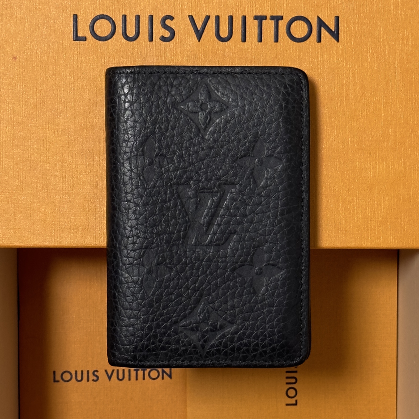 Louis Vuitton Pocket Organizer Taurillon Monogram Black 착용 스타일
