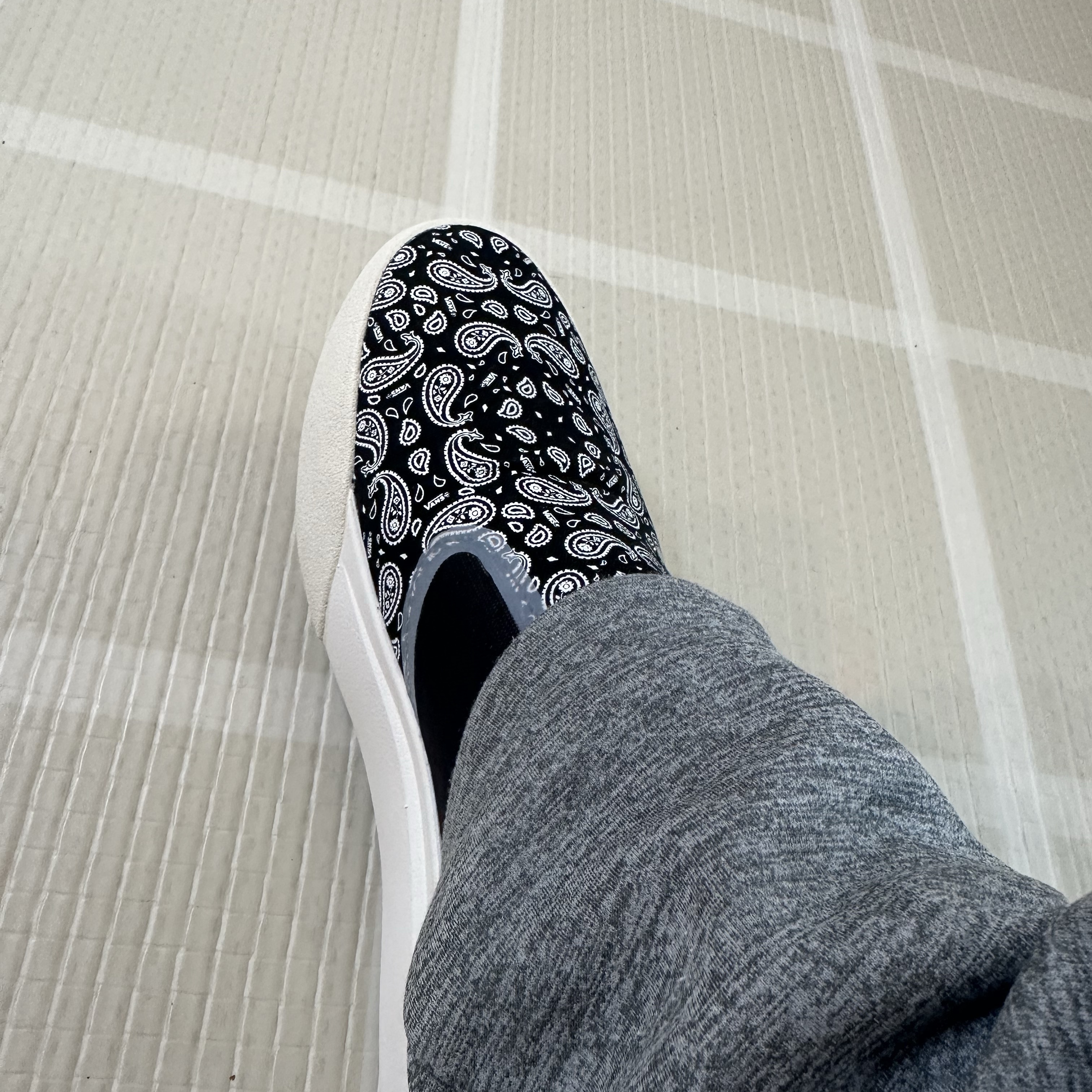 Vans ComfyCush One Bandana Marshmallow Black 착용 스타일
