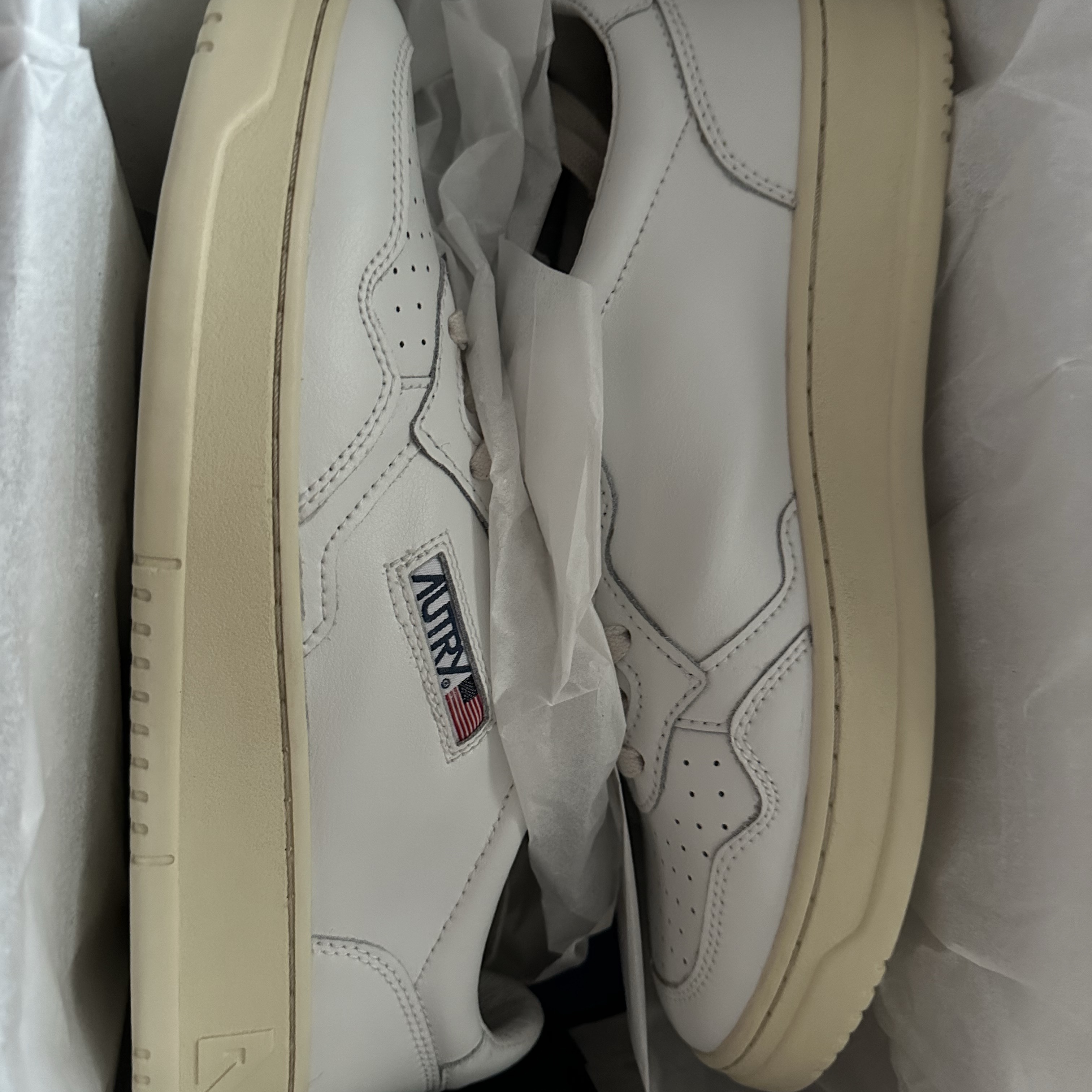 Autry Medalist Low Leather Sneakers White 착용 스타일