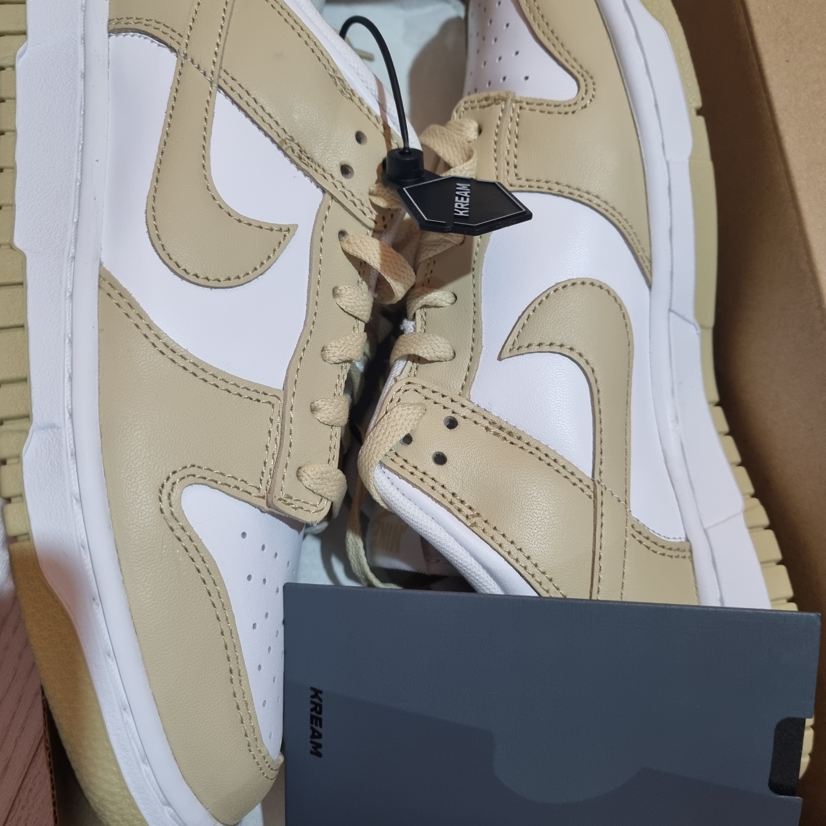 Nike Dunk Low Team Gold and White 착용 스타일 - 1
