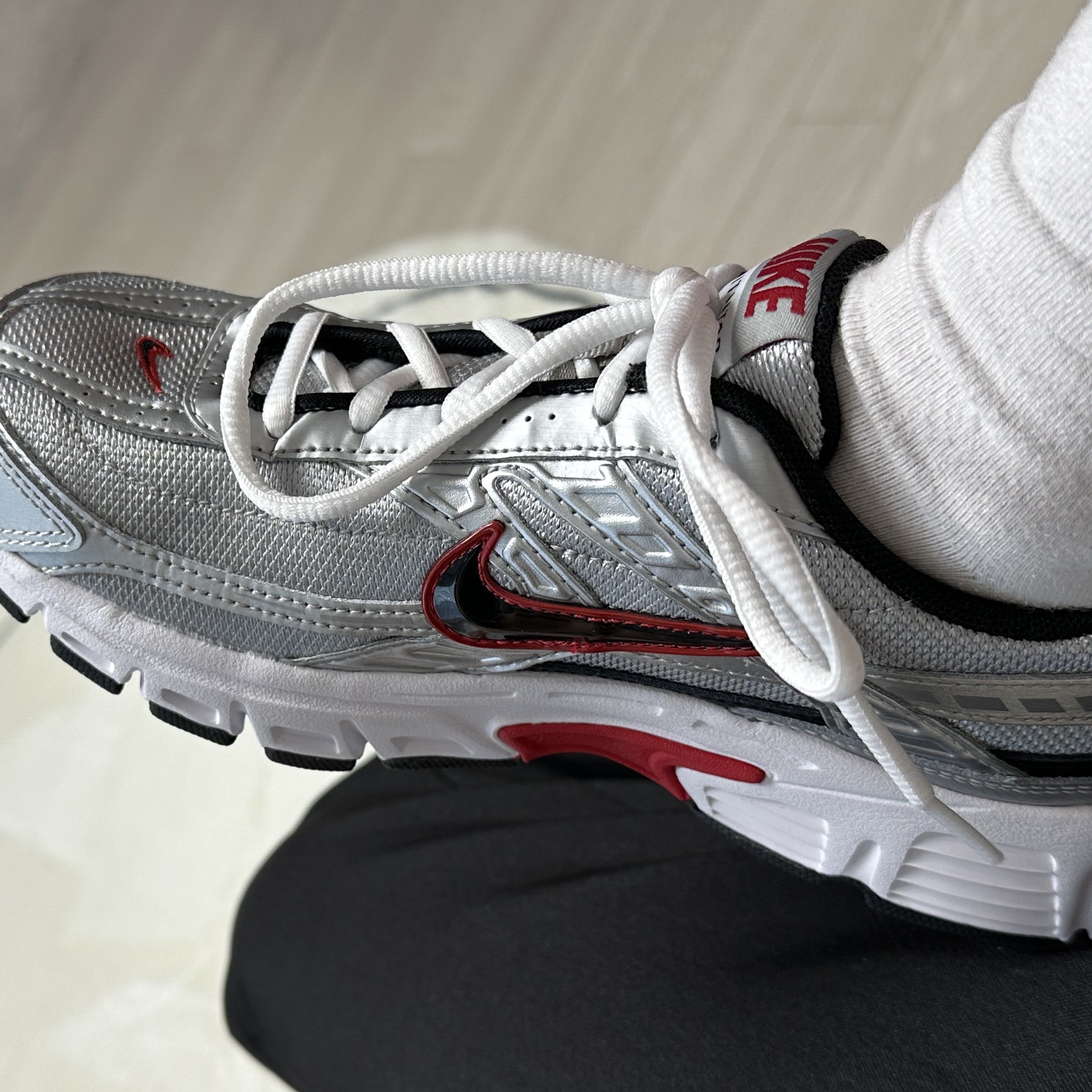 Nike Initiator Metallic Silver Black 착용 스타일 - 1