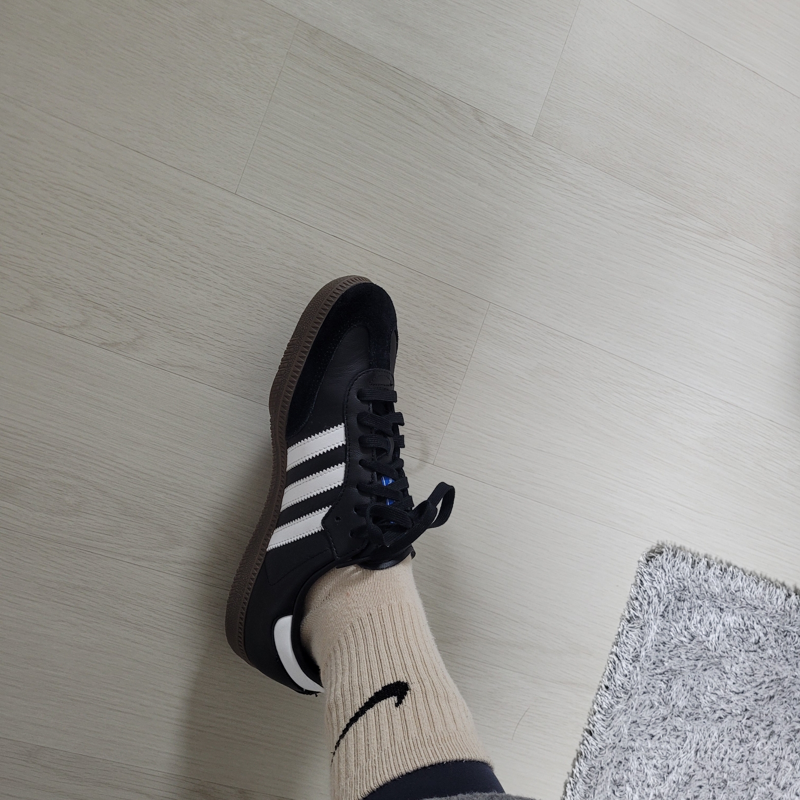 Adidas Samba OG Black White Gum 착용 스타일 - 2