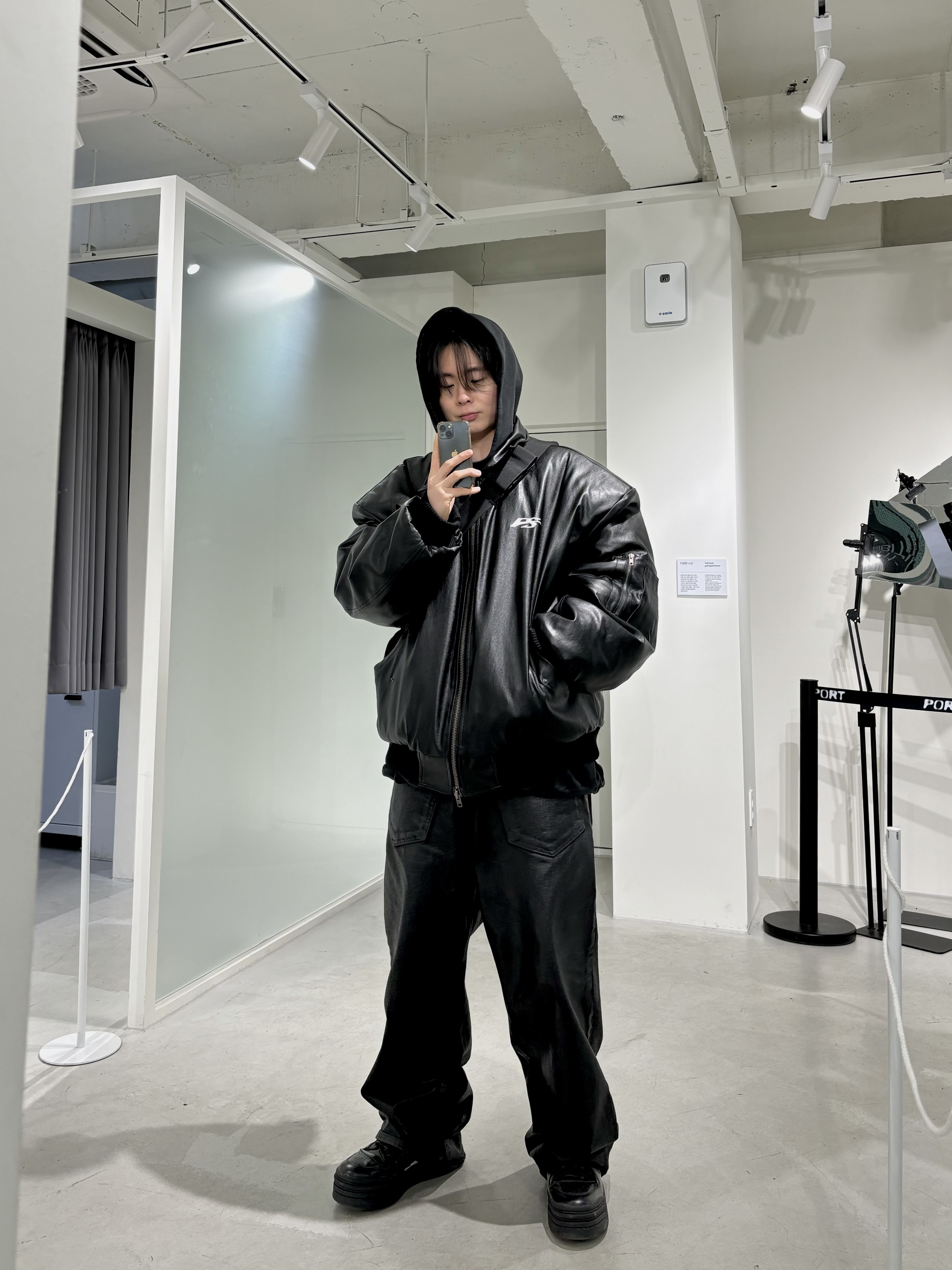 Project G/R Coated Backward Denim Pants Black, (W) Adidas Triple Platforum Hi Off White 착용 스타일