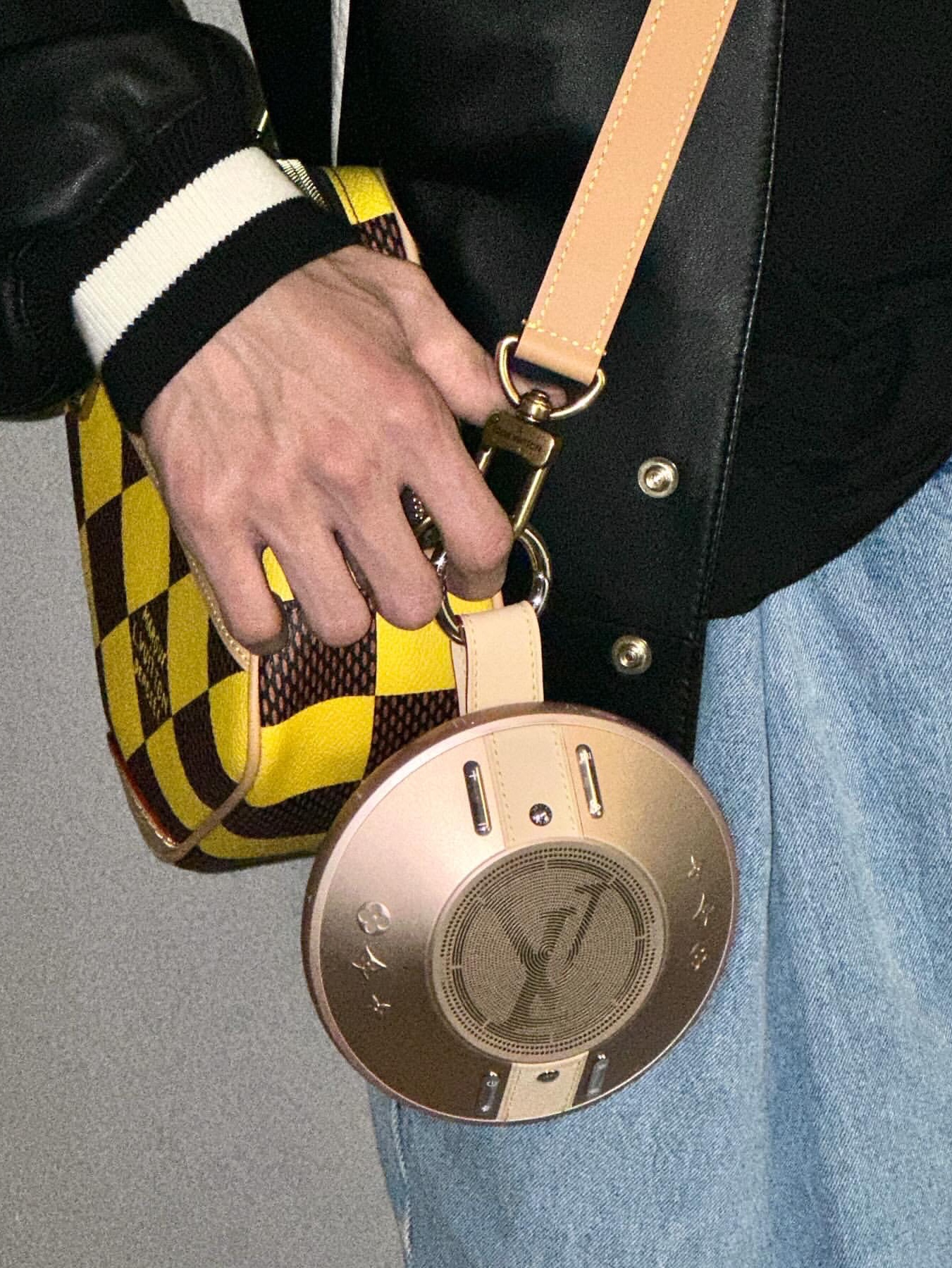 Louis Vuitton Chess Messenger Yellow, Stussy Tough Gear T-Shirt Black 착용 스타일 - 3