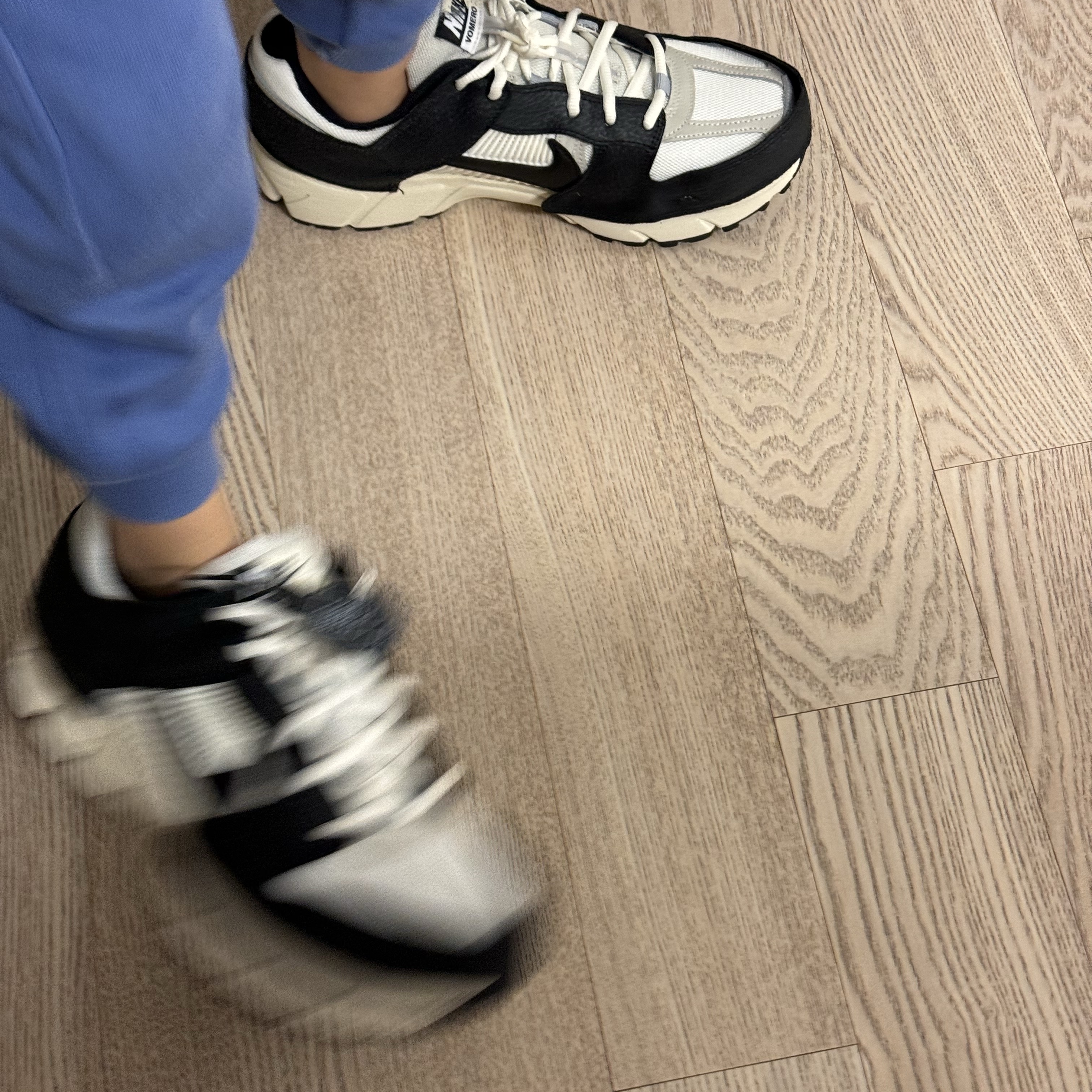 (W) Nike Zoom Vomero 5 Wolf Grey and Black 착용 스타일 - 3