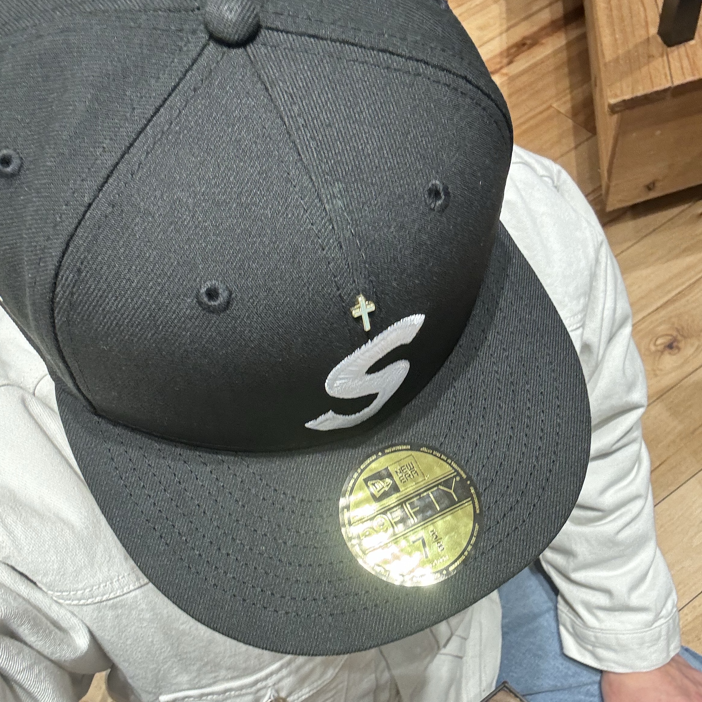 Supreme Gold Cross S Logo New Era Black - 24SS 착용 스타일 - 3