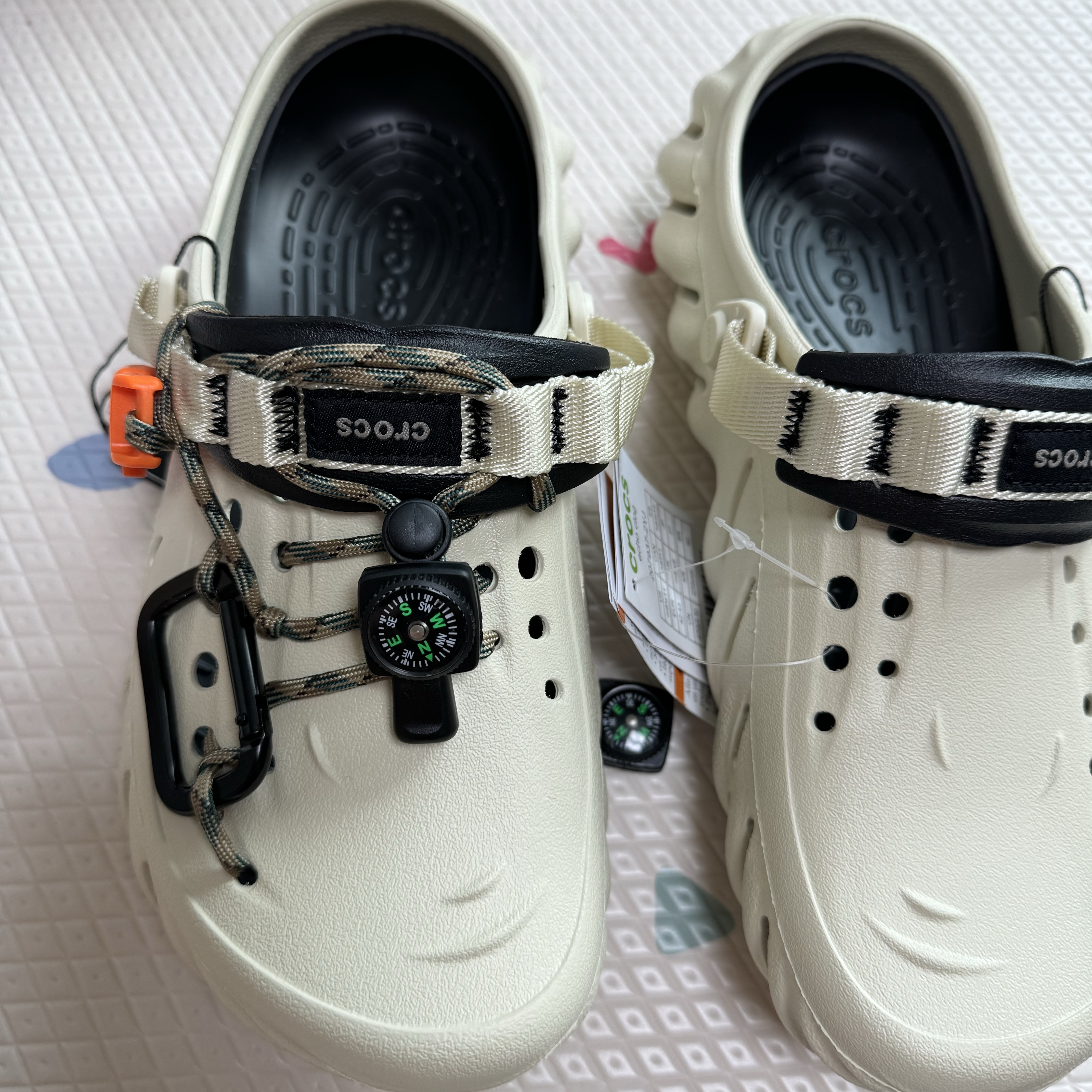 Crocs Echo Clog Bone Black 착용 스타일 - 2
