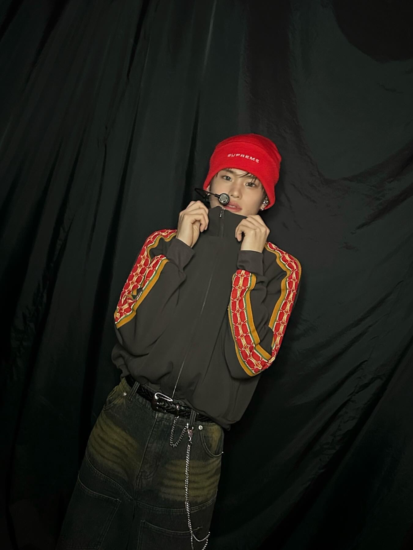 Supreme x Nike Snakeskin Beanie Red - 21SS, Needles x Sasquatchfabrix Track Jacket Poly Smooth Charcoal 착용 스타일 - 2