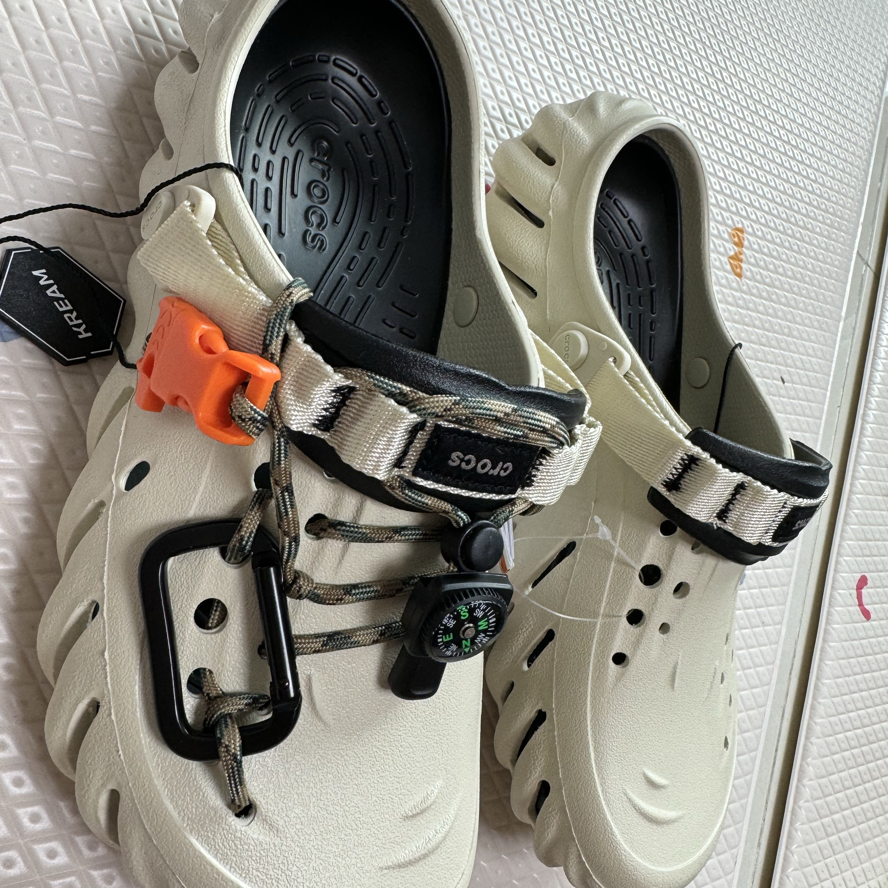 Crocs Echo Clog Bone Black 착용 스타일 - 1