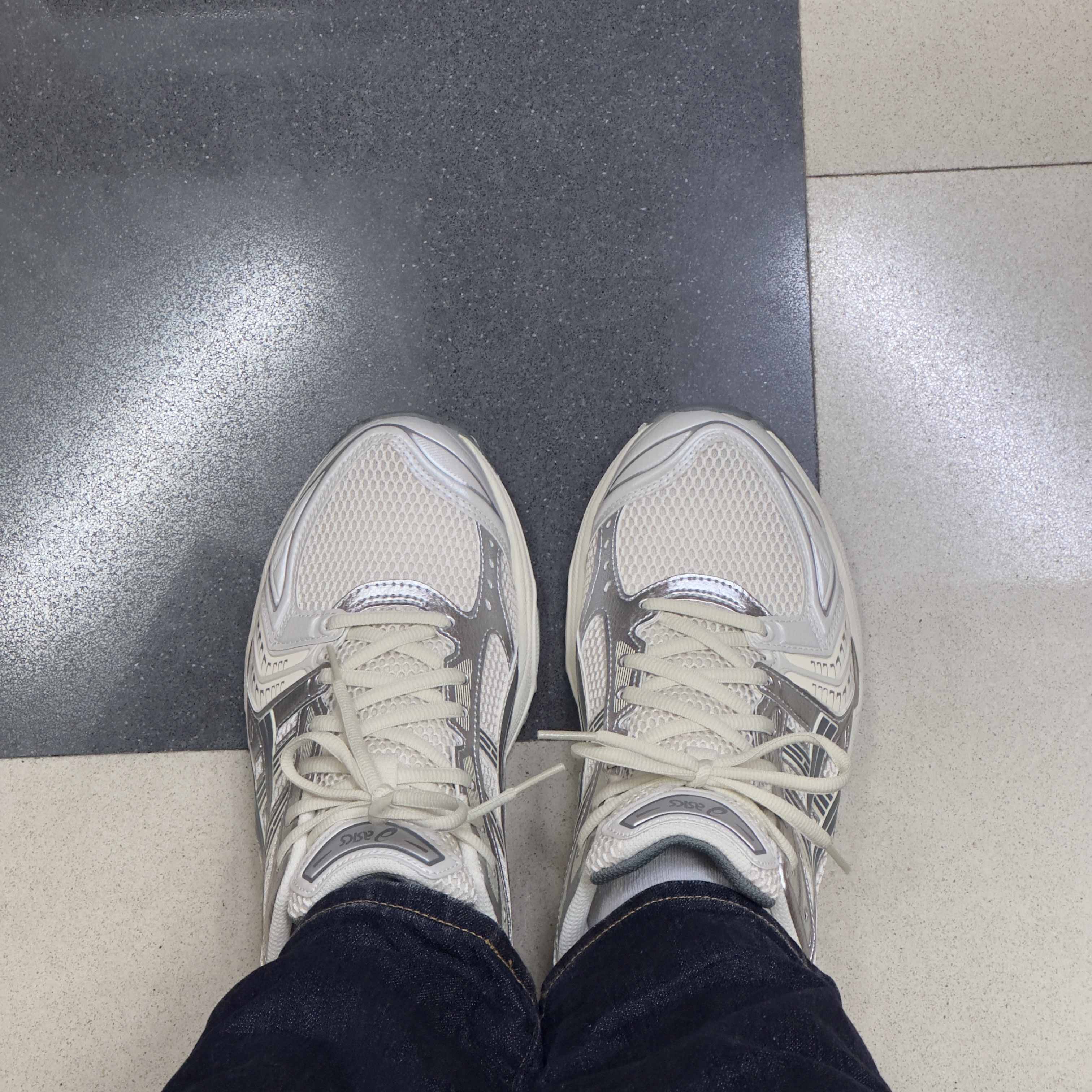 Asics Gel-Kayano 14 Birch Dark Pewter 착용 스타일