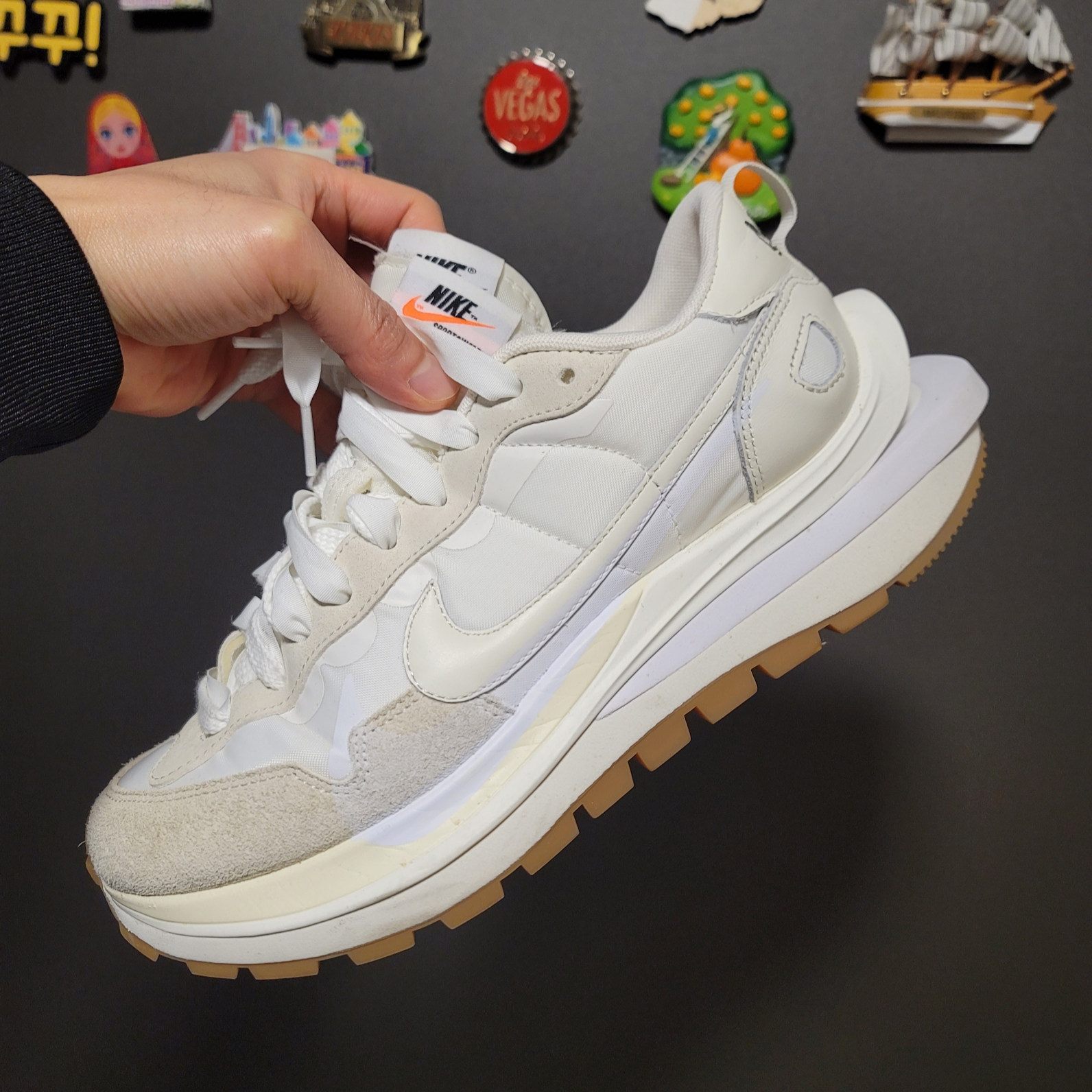 Nike x Sacai VaporWaffle White and Gum 착용 스타일