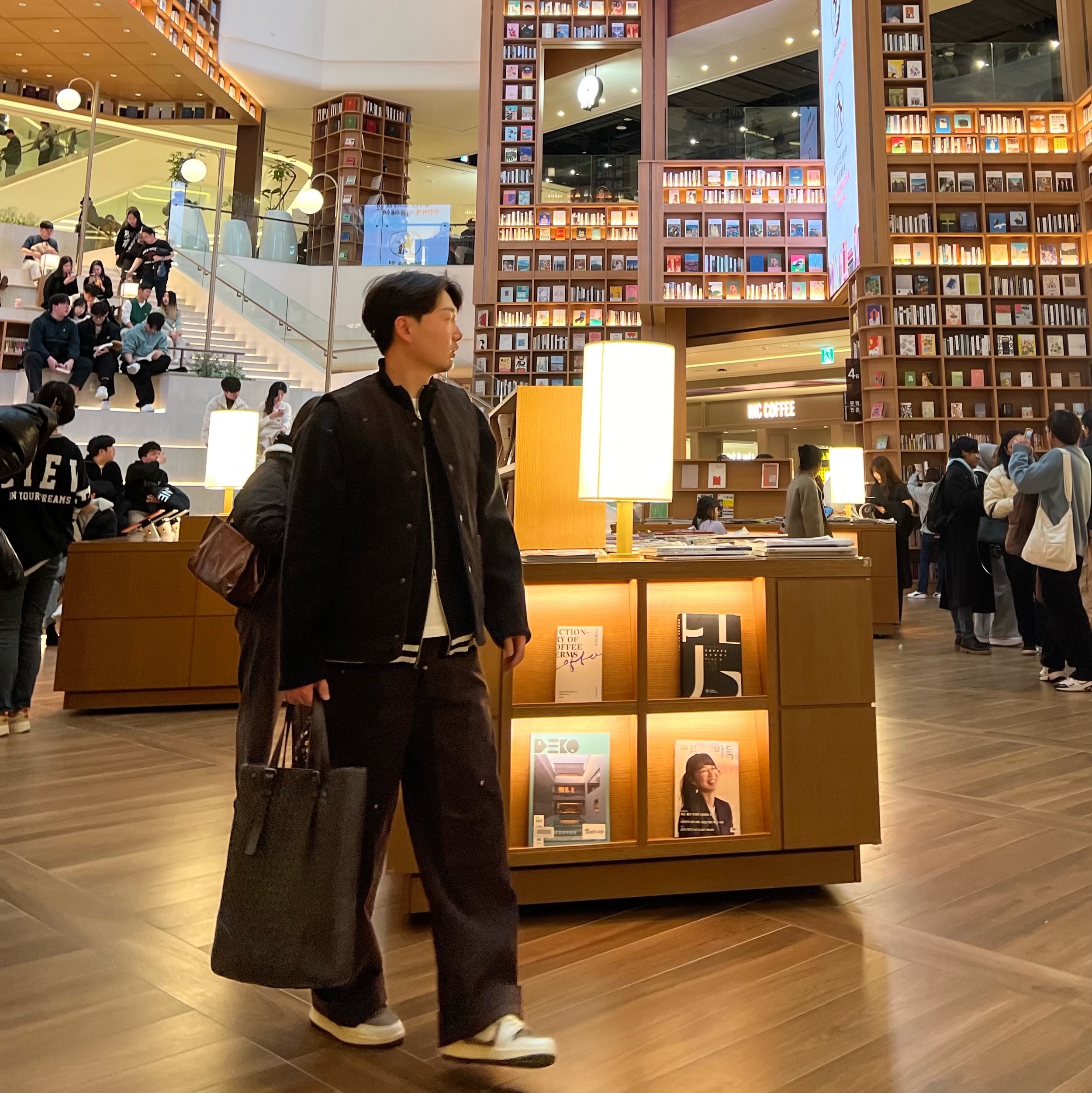 Karactor Corduroy Carpenter Pants Dark Brown, Matin Kim Spell Point Stripe Knit Cardigan Black 착용 스타일