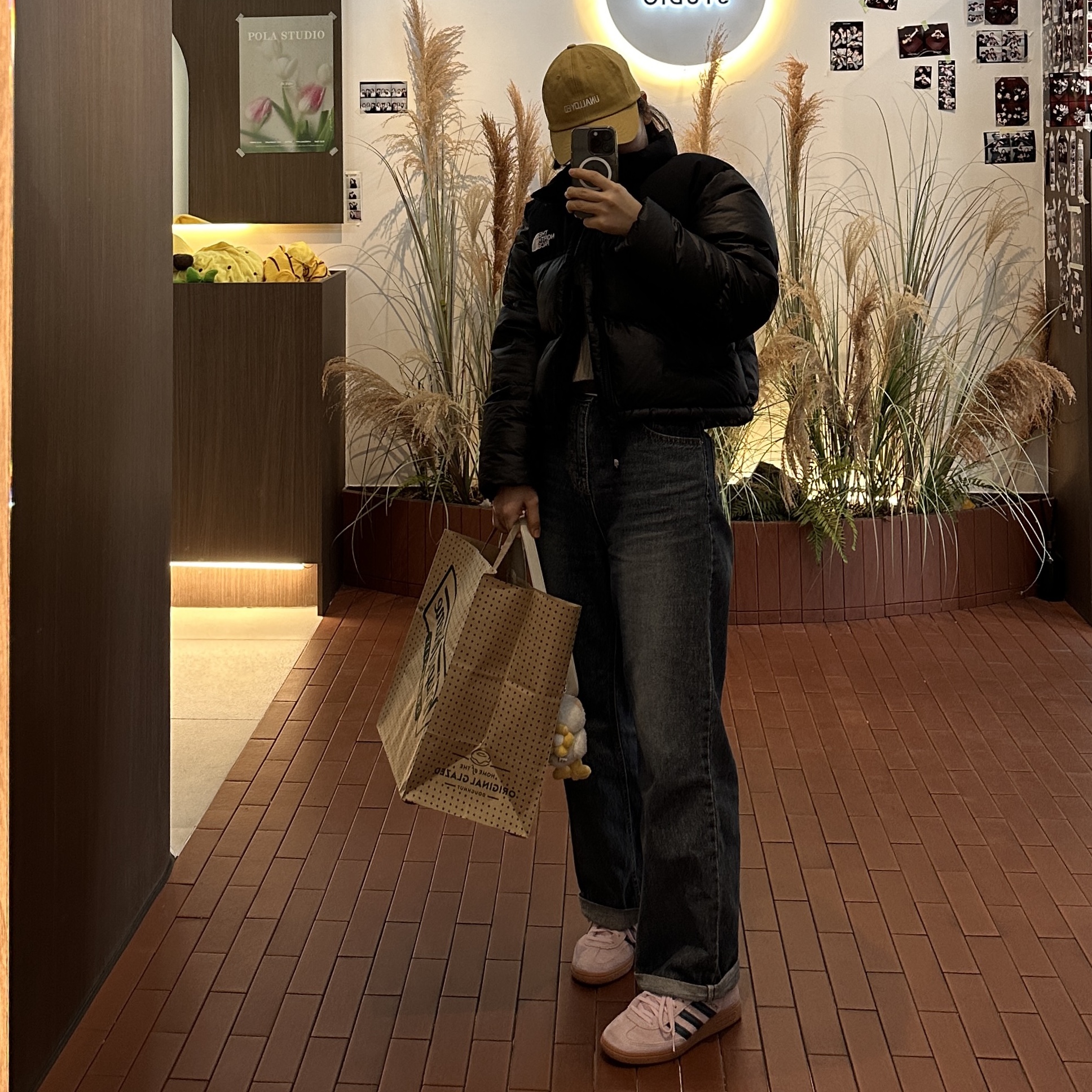 (W) Adidas Spezial Handball Clear Pink, Starbucks Delight Color Rope Bearista Keychain 착용 스타일