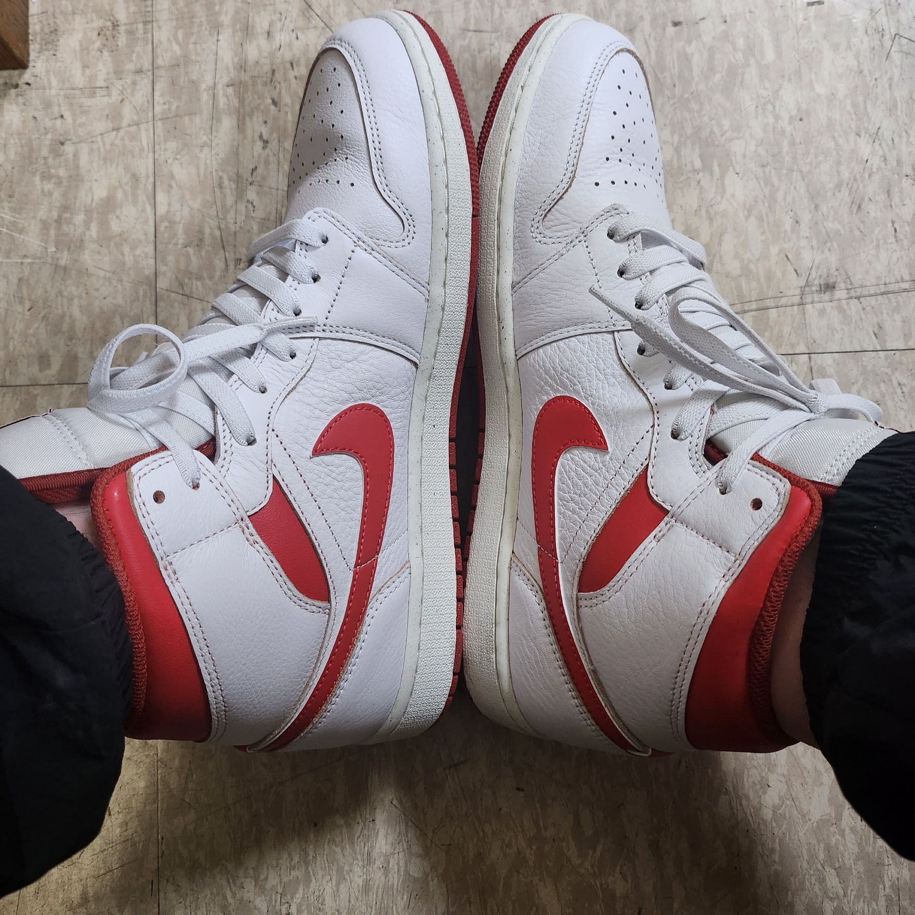 Jordan 1 Mid SE White Dune Red 착용 스타일 - 2