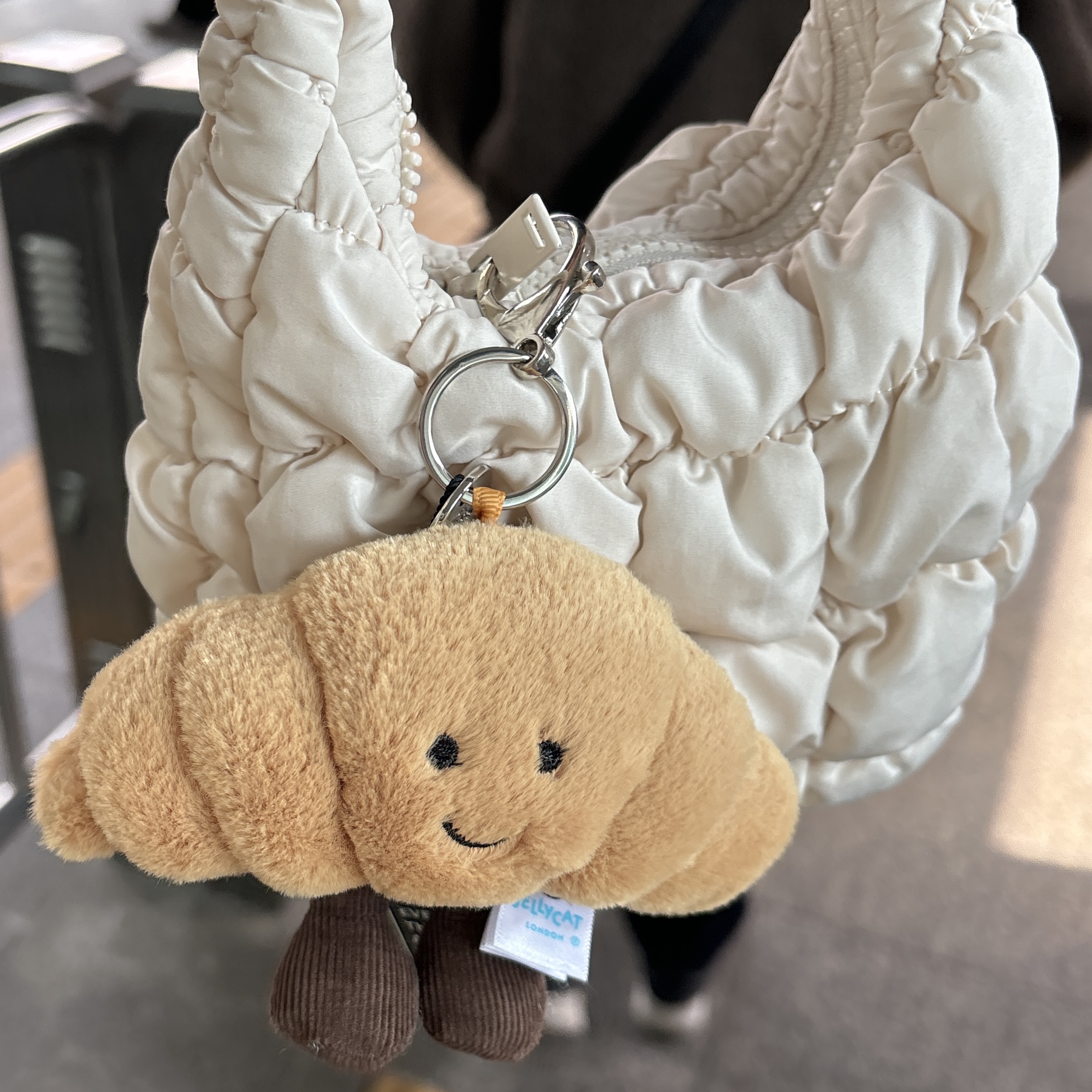 Jellycat Amuseable Croissant Bag Charm Brown 착용 스타일
