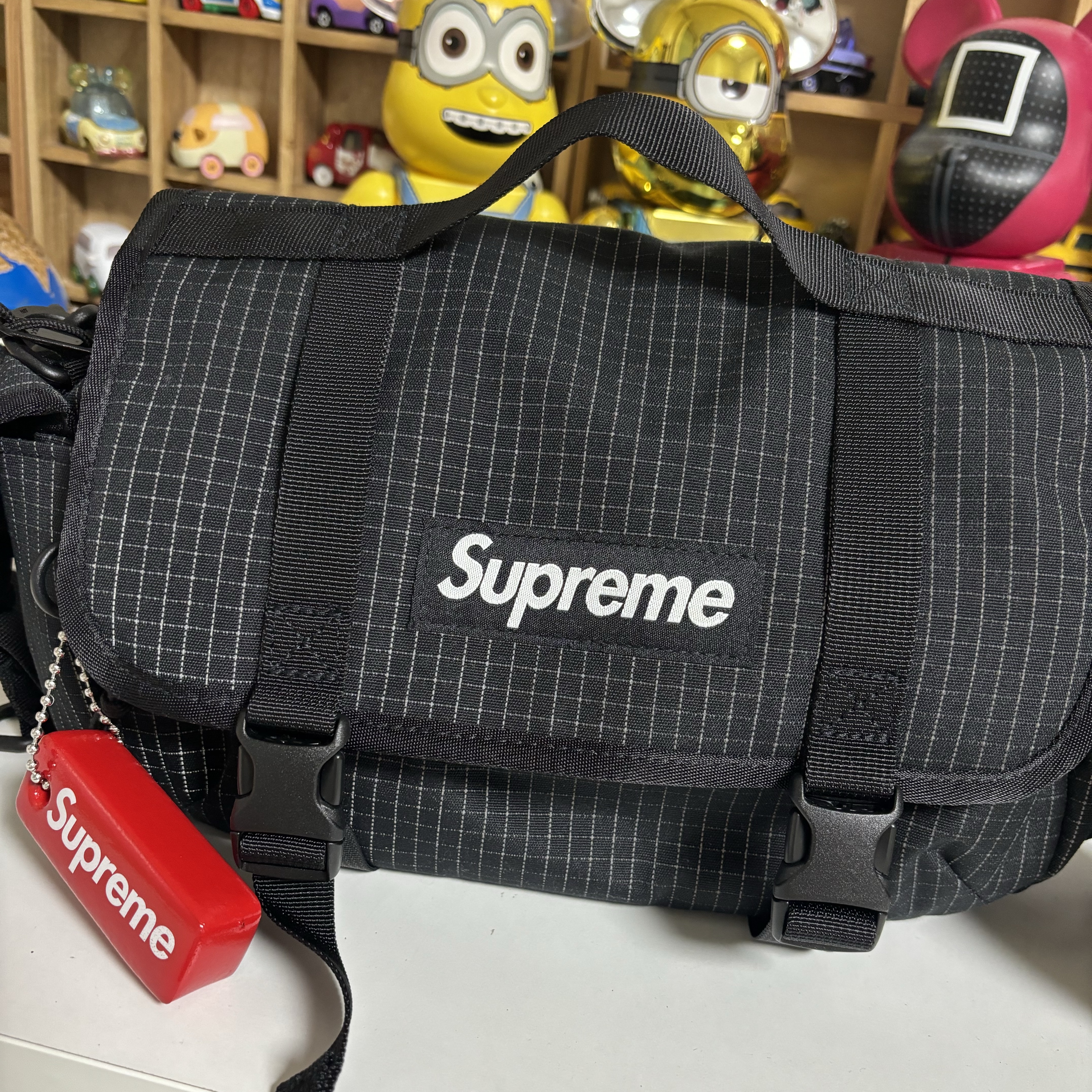 Supreme Mini Duffle Bag Black - 24SS 착용 스타일