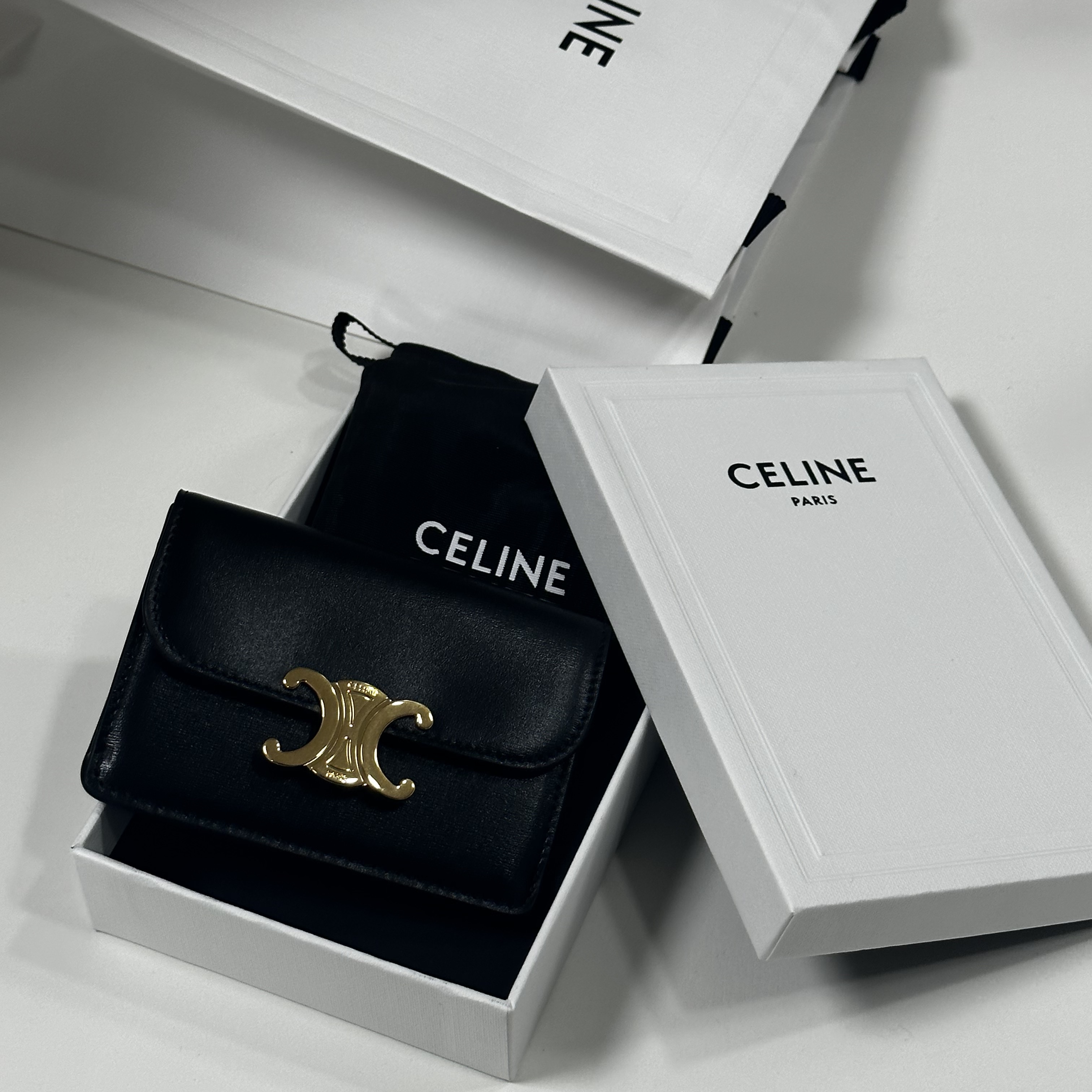 Celine Card Holder with Flap in Shiny Calfskin Black 착용 스타일 - 2