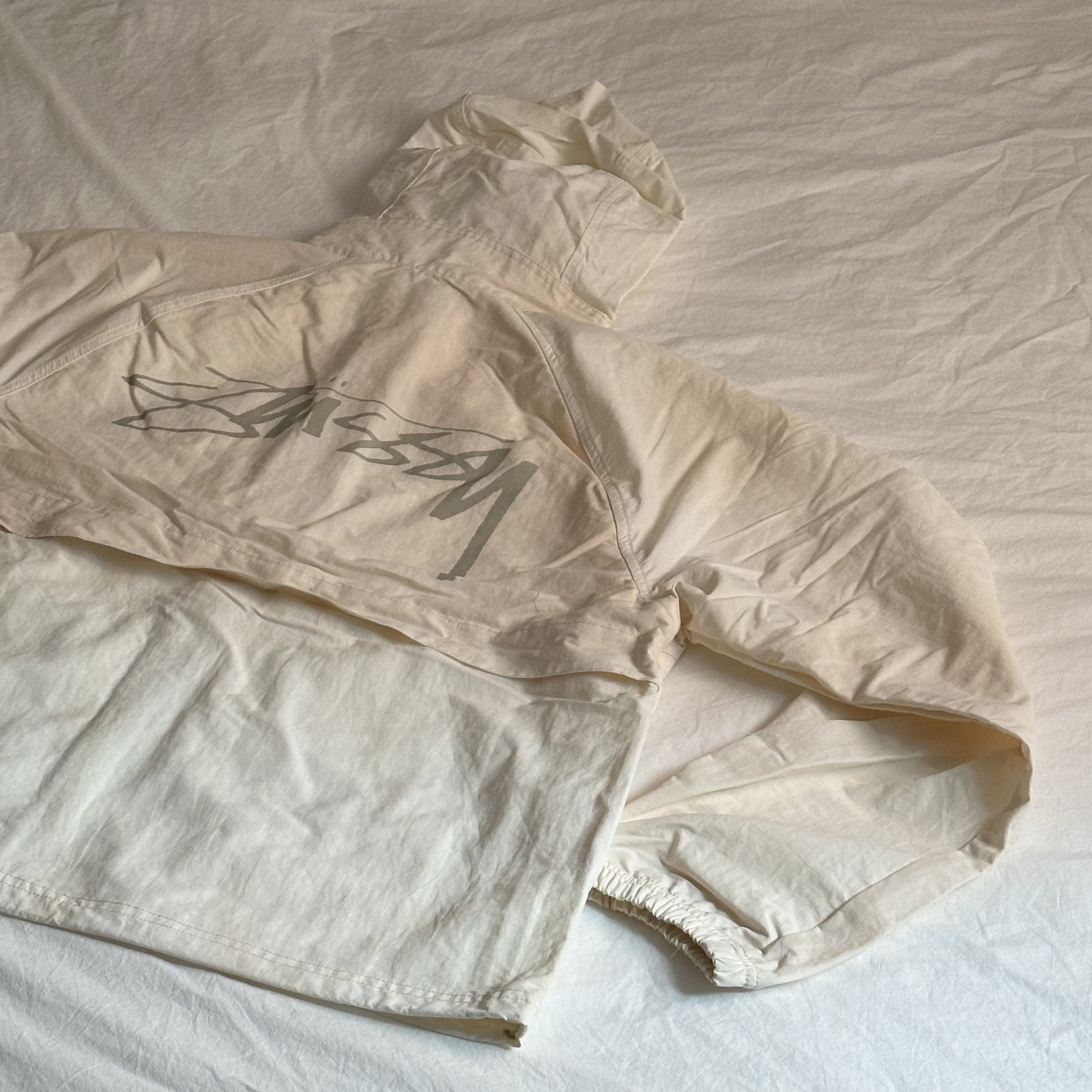 Stussy Wave Dye Beach Shell Jacket Bone 착용 스타일 - 4