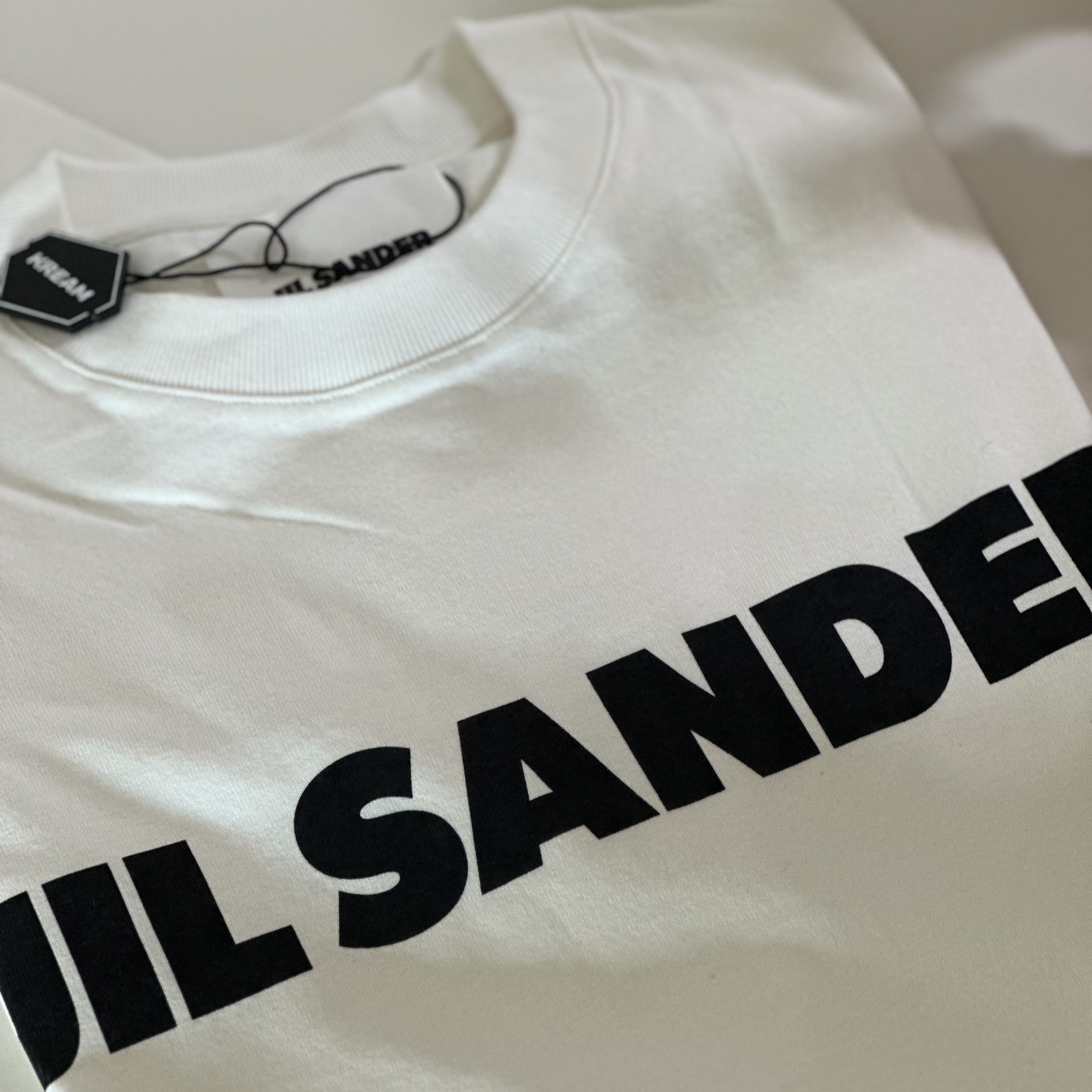 Jil Sander Logo T-Shirt Natural 착용 스타일