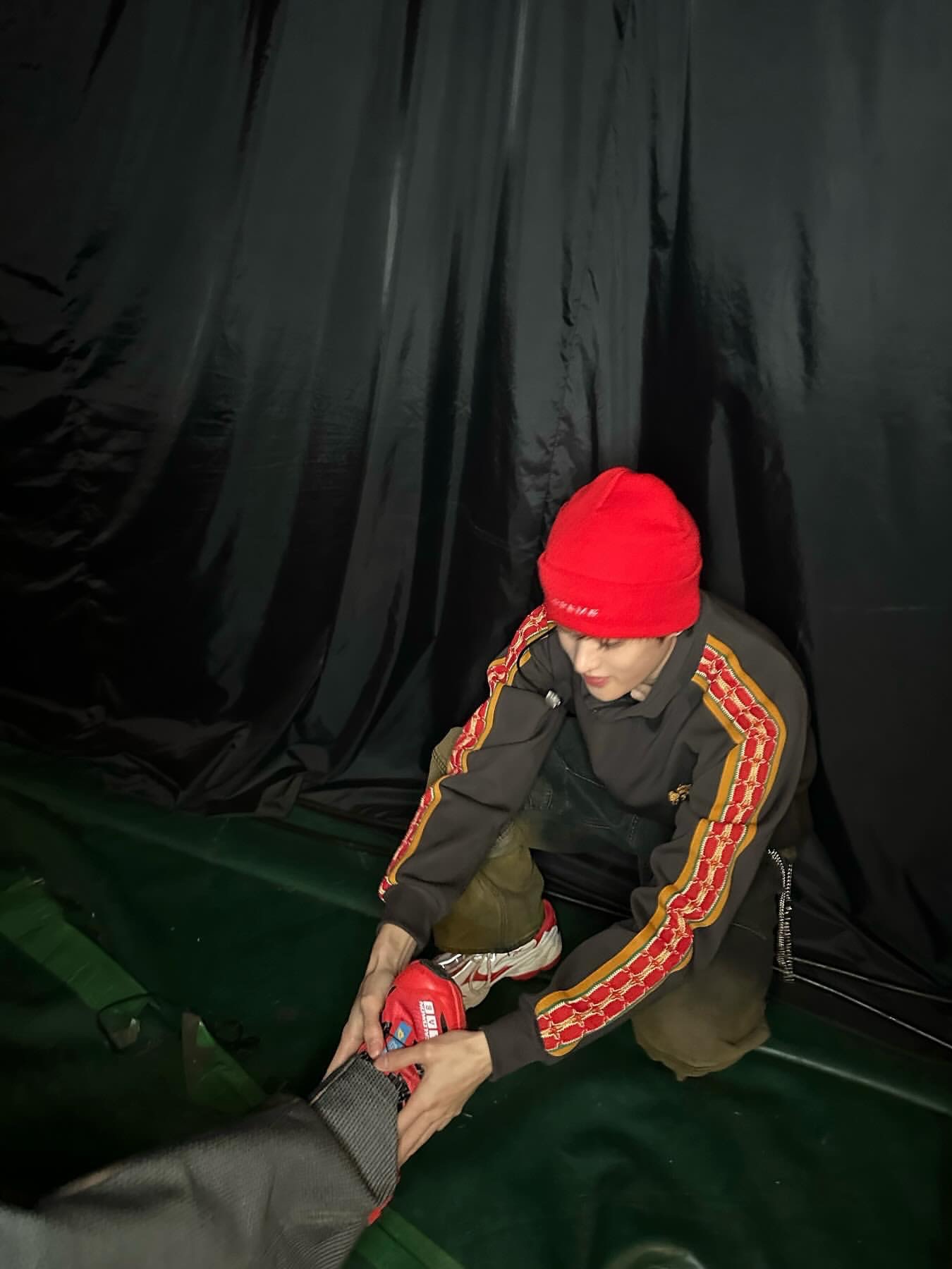 Supreme x Nike Snakeskin Beanie Red - 21SS, Needles x Sasquatchfabrix Track Jacket Poly Smooth Charcoal 착용 스타일 - 4