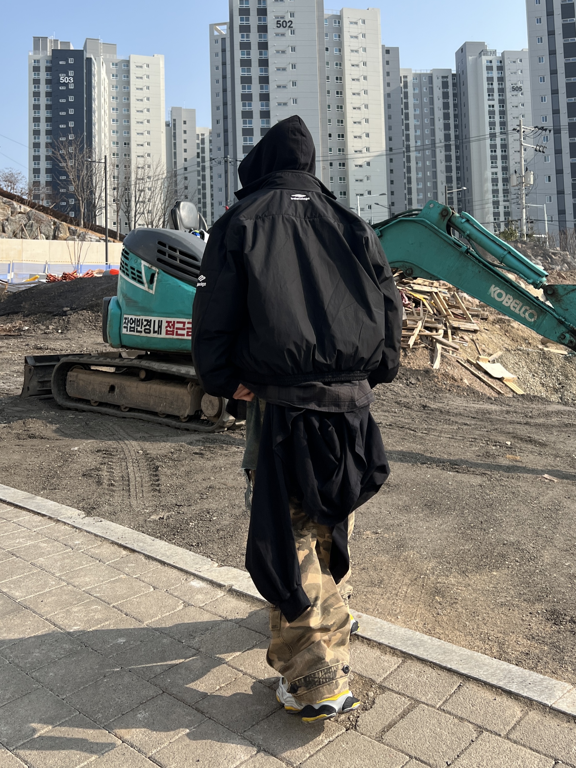 Balenciaga 3B Sports Icon Layered Tracksuit Jacket in Black, Balenciaga Cargo Sneakers Grey Black Yellow 착용 스타일