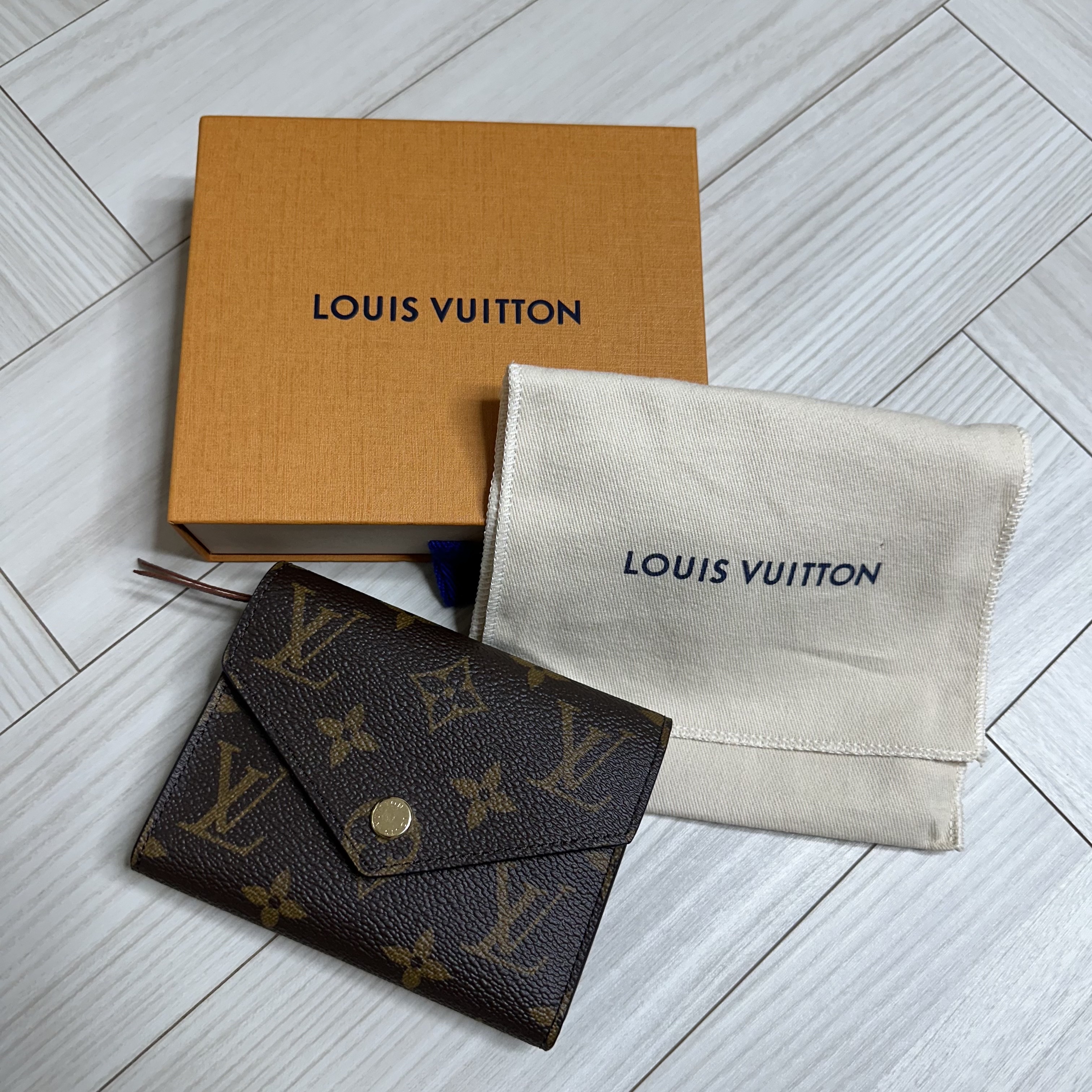 Louis Vuitton Victorine Wallet Monogram 착용 스타일