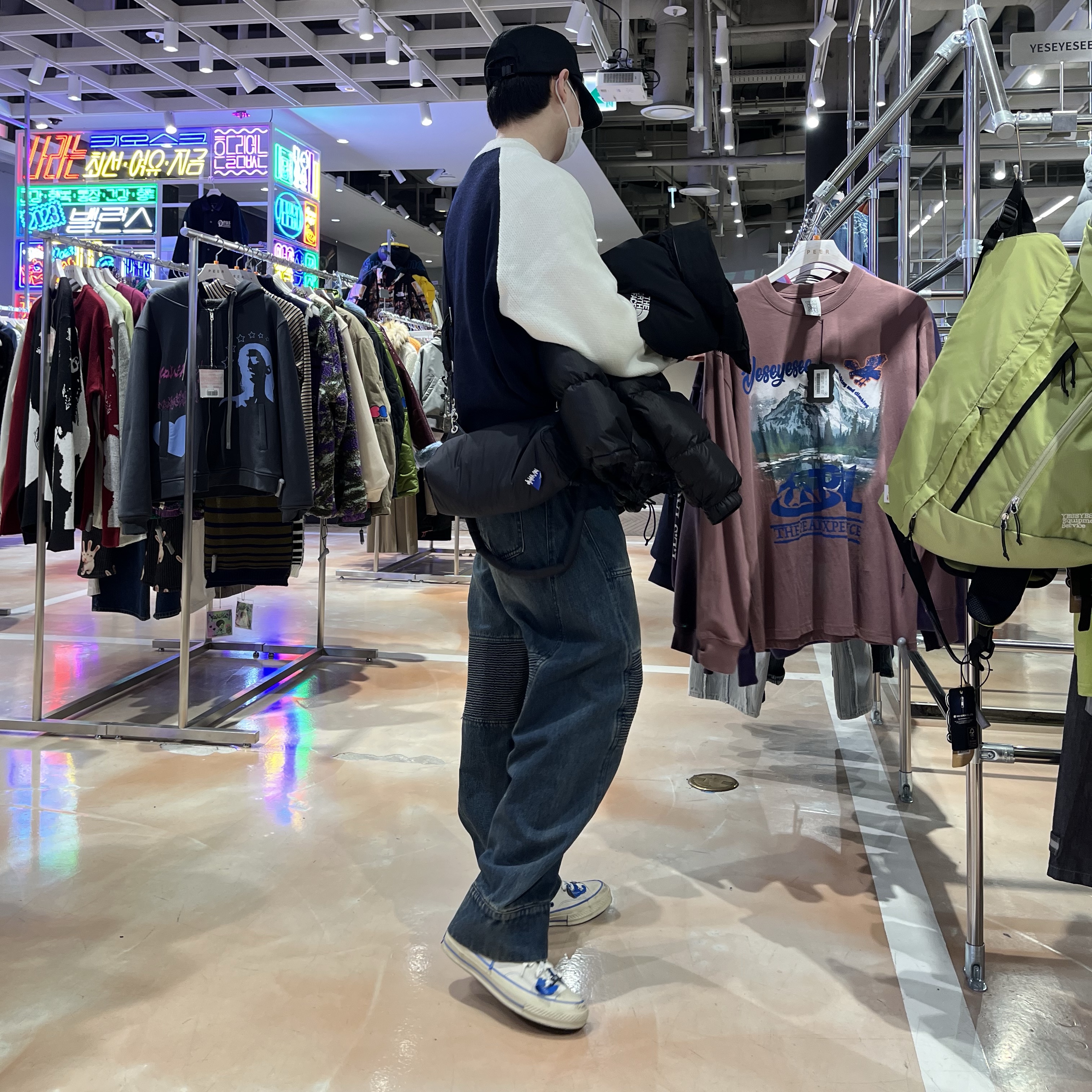 Converse x Ader Error Chuck 70 High White, Ader Error x Zara Shoulder Bag Black 착용 스타일 - 5