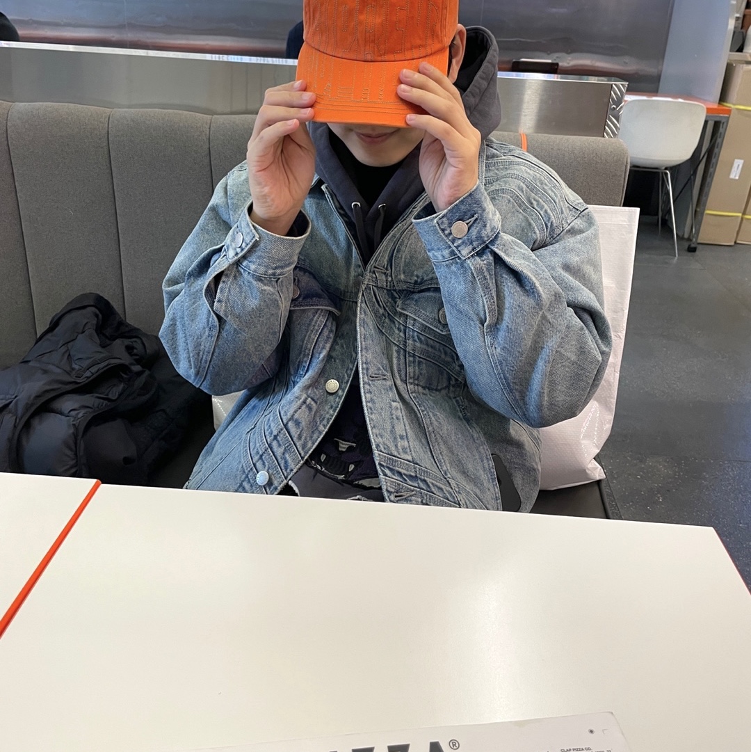 Supreme S Logo Denim Trucker Jacket Washed Blue - 24SS, Supreme Visor Stitch 6-Panel Orange - 23SS 착용 스타일