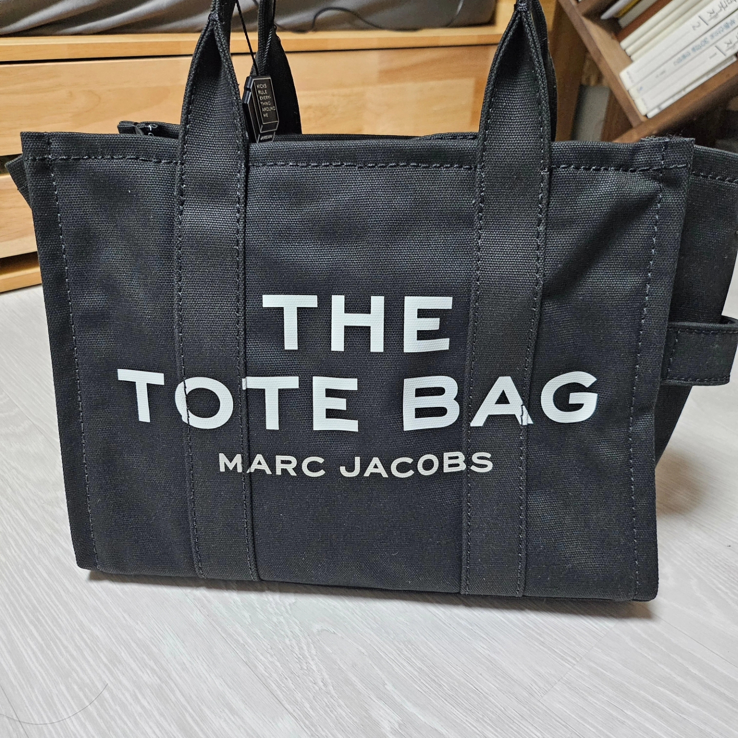 Marc Jacobs The Medium Tote Bag Black 착용 스타일 - 2