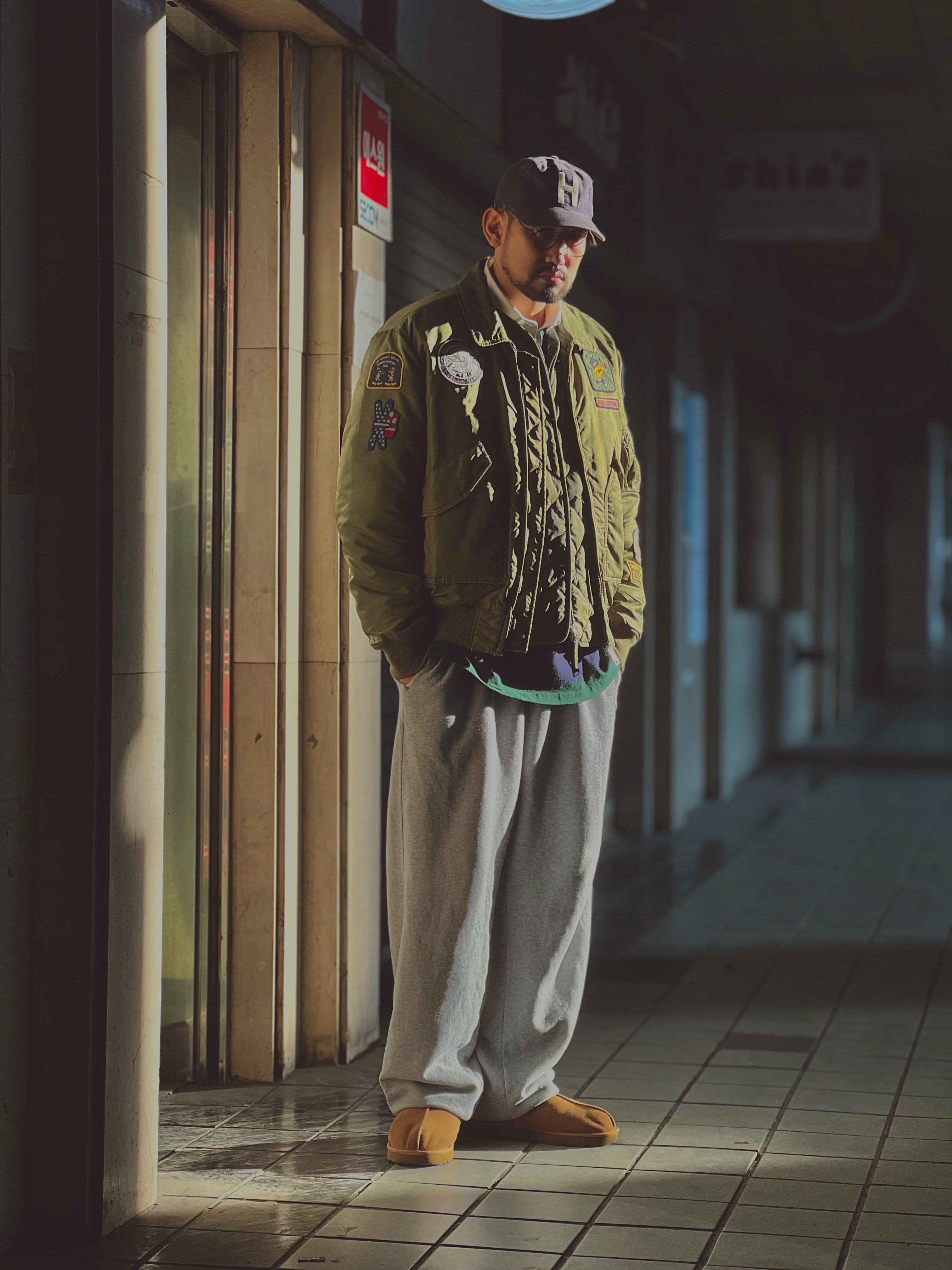 UGG Tasman Slipper Chestnut, Deus Ex Machina Flight Overdye Jacket Olive Drab 착용 스타일 - 1